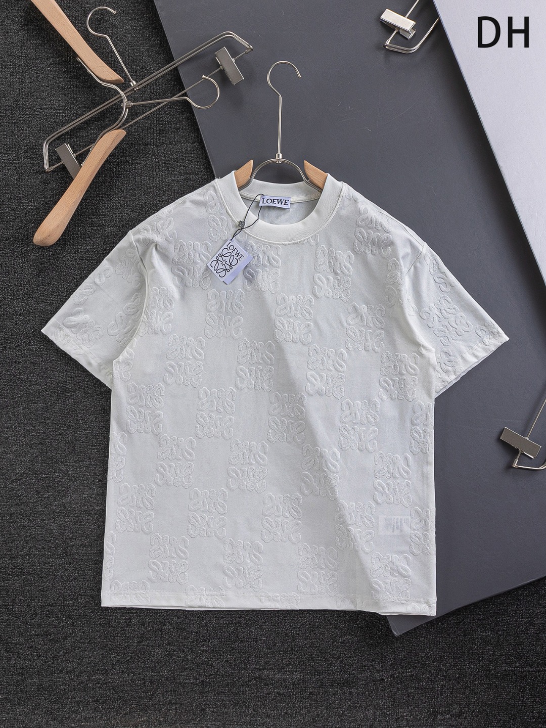 P165  


LOEWE   罗意威  高版本  微宽版型S-XL
罗意威25SS 新品官网同步发售大logo全身满提花🪡刺绣重工艺 男女同款！短袖不在千篇一律的大众脸，而是一定要独特吸引人的眼球，这一款LV短袖品相品质都在线，舒适度，一如既往的版型，时髦度，包括面料、裁剪工艺上，都是下足了功夫！320克洗水纯棉质面料，纯棉透气，日常穿着非常清爽穿感舒适，领口的罗纹针织平整紧密，随意折腾都不会领口歪斜，宽松版型，上身你就会发现真的好好看，整体极简利落，超级日常百搭！随随便便搭配一条裤子就是青春的样子，一件t恤就能为你的穿搭疯狂，绝不会出错的时髦单品！
颜色：黑色  白色  
尺码：S-XL
尺寸表：
S：肩宽50-胸围54-衣长70
M：肩宽52-胸围56.5-衣长72
L：肩宽54-胸围59-衣长74
XL：肩宽56-胸围61.5-衣长76