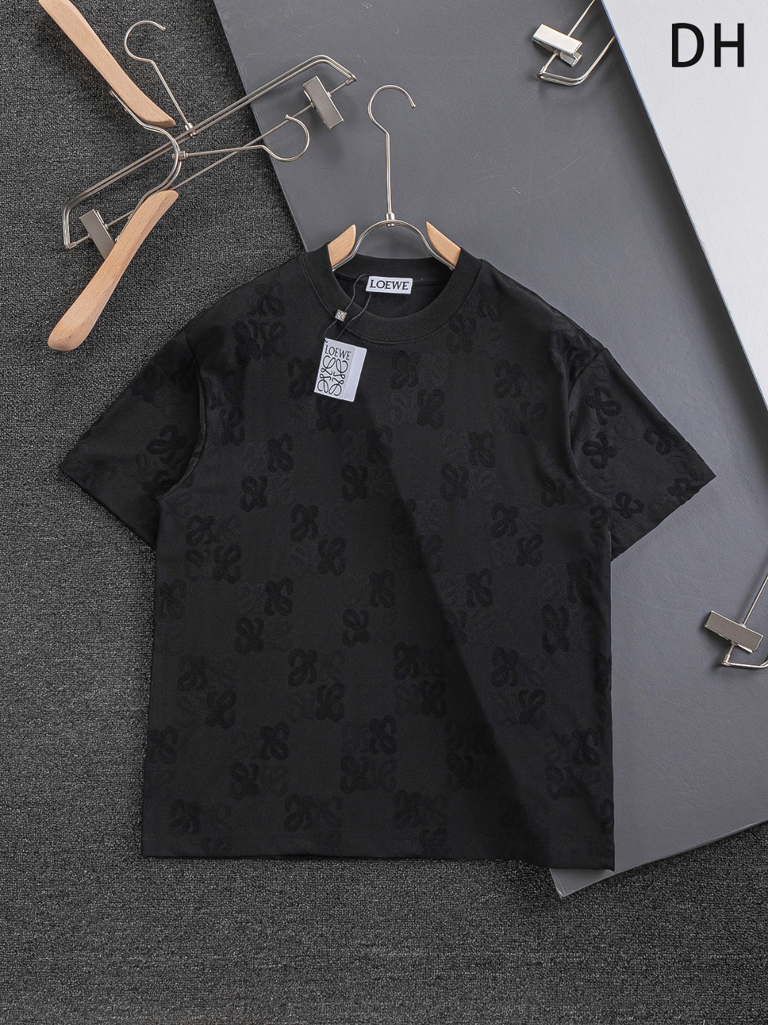 P165


  LOEWE   罗意威  高版本  微宽版型S-XL
罗意威25SS 新品官网同步发售大logo全身满提花🪡刺绣重工艺 男女同款！短袖不在千篇一律的大众脸，而是一定要独特吸引人的眼球，这一款LV短袖品相品质都在线，舒适度，一如既往的版型，时髦度，包括面料、裁剪工艺上，都是下足了功夫！320克洗水纯棉质面料，纯棉透气，日常穿着非常清爽穿感舒适，领口的罗纹针织平整紧密，随意折腾都不会领口歪斜，宽松版型，上身你就会发现真的好好看，整体极简利落，超级日常百搭！随随便便搭配一条裤子就是青春的样子，一件t恤就能为你的穿搭疯狂，绝不会出错的时髦单品！
颜色：黑色  白色  
尺码：S-XL
尺寸表：
S：肩宽50-胸围54-衣长70
M：肩宽52-胸围56.5-衣长72
L：肩宽54-胸围59-衣长74
XL：肩宽56-胸围61.5-衣长76