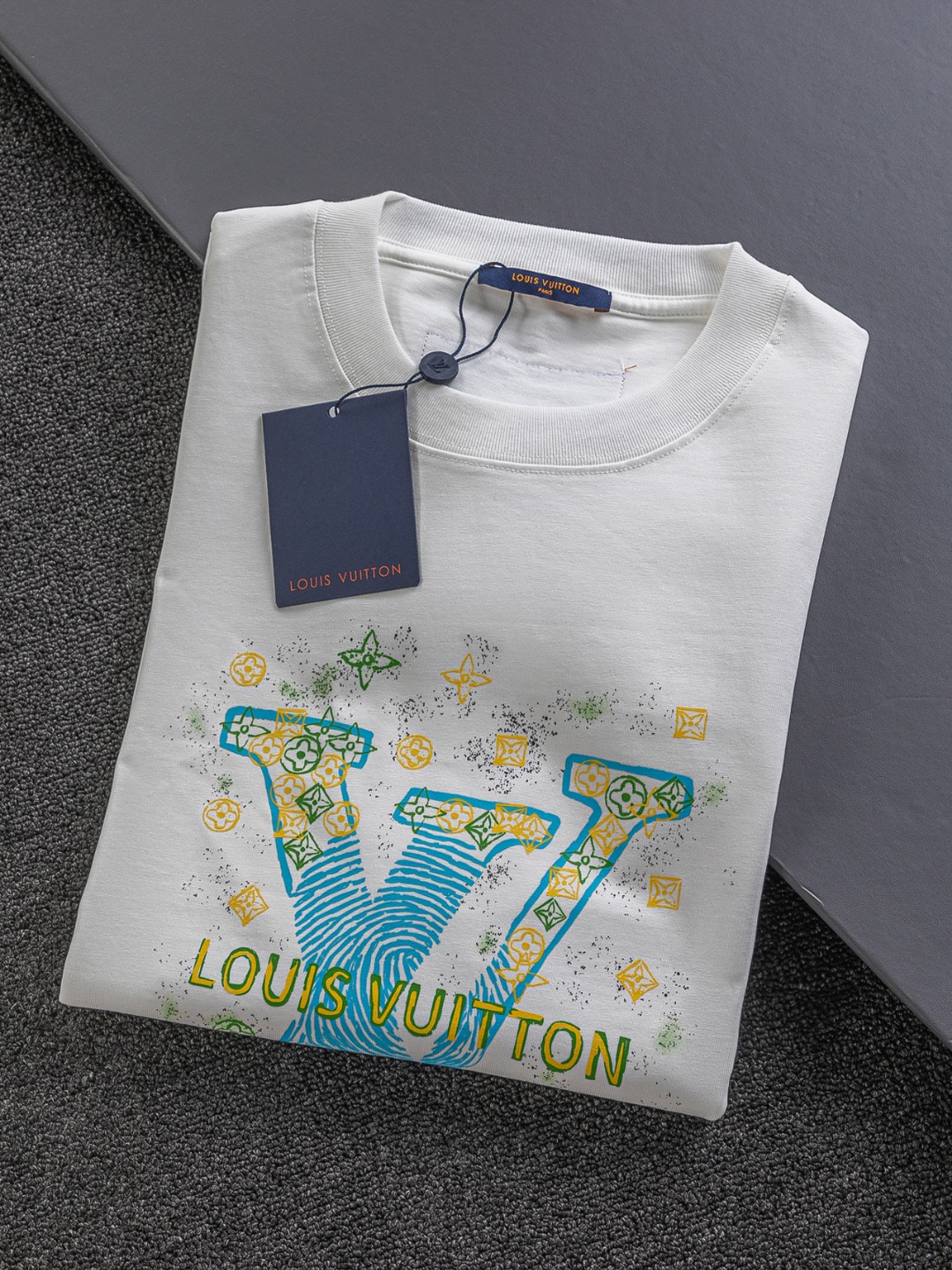 P95 Louis Vuitton 路易威登 1V 微宽版型S-Xl
LV 25ss新品专柜同步上架 胸前花卉字母指纹波浪☘️大logo印花 圆领短袖T恤,男女同款!官网同步,专柜纯棉面料!贴肤舒适,耐看又好穿,经典简约logo设计,原厂工艺一丝不苟,型男必备单品短袖不在千篇一律的大众脸,而是一定要独特吸引人的眼球,这一款LV短袖品相品质都在线,舒适度,一如既往的版型,时髦度,包括面料、裁剪工艺上,都是下足了功夫!320克洗水纯棉质面料,纯棉透气,日常穿着非常清爽穿感舒适,领口的罗纹针织平整紧密,随意折腾都不会领口歪斜,宽松版型,上身你就会发现真的好好看,整体极简利落,超级日常百搭!随随便便搭配一条裤子就是青春的样子,一件t恤就能为你的穿搭疯狂,绝不会出错的时髦单品!黑色,白色,尺码:S-XL
尺寸表:
S:肩宽50-胸围54-衣长70
M:肩宽52-胸围56.5-衣长72
L:肩宽54-胸围59-衣长74
XL:肩宽56-胸围61.5-衣长76