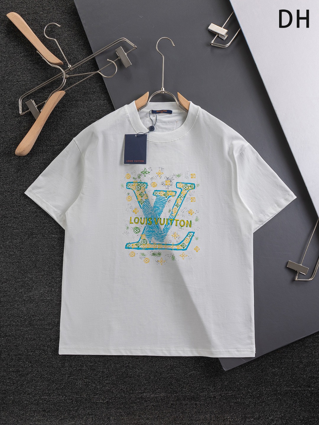 P95 Louis Vuitton 路易威登 1V 微宽版型S-Xl
LV 25ss新品专柜同步上架 胸前花卉字母指纹波浪☘️大logo印花 圆领短袖T恤,男女同款!官网同步,专柜纯棉面料!贴肤舒适,耐看又好穿,经典简约logo设计,原厂工艺一丝不苟,型男必备单品短袖不在千篇一律的大众脸,而是一定要独特吸引人的眼球,这一款LV短袖品相品质都在线,舒适度,一如既往的版型,时髦度,包括面料、裁剪工艺上,都是下足了功夫!320克洗水纯棉质面料,纯棉透气,日常穿着非常清爽穿感舒适,领口的罗纹针织平整紧密,随意折腾都不会领口歪斜,宽松版型,上身你就会发现真的好好看,整体极简利落,超级日常百搭!随随便便搭配一条裤子就是青春的样子,一件t恤就能为你的穿搭疯狂,绝不会出错的时髦单品!黑色,白色,尺码:S-XL
尺寸表:
S:肩宽50-胸围54-衣长70
M:肩宽52-胸围56.5-衣长72
L:肩宽54-胸围59-衣长74
XL:肩宽56-胸围61.5-衣长76