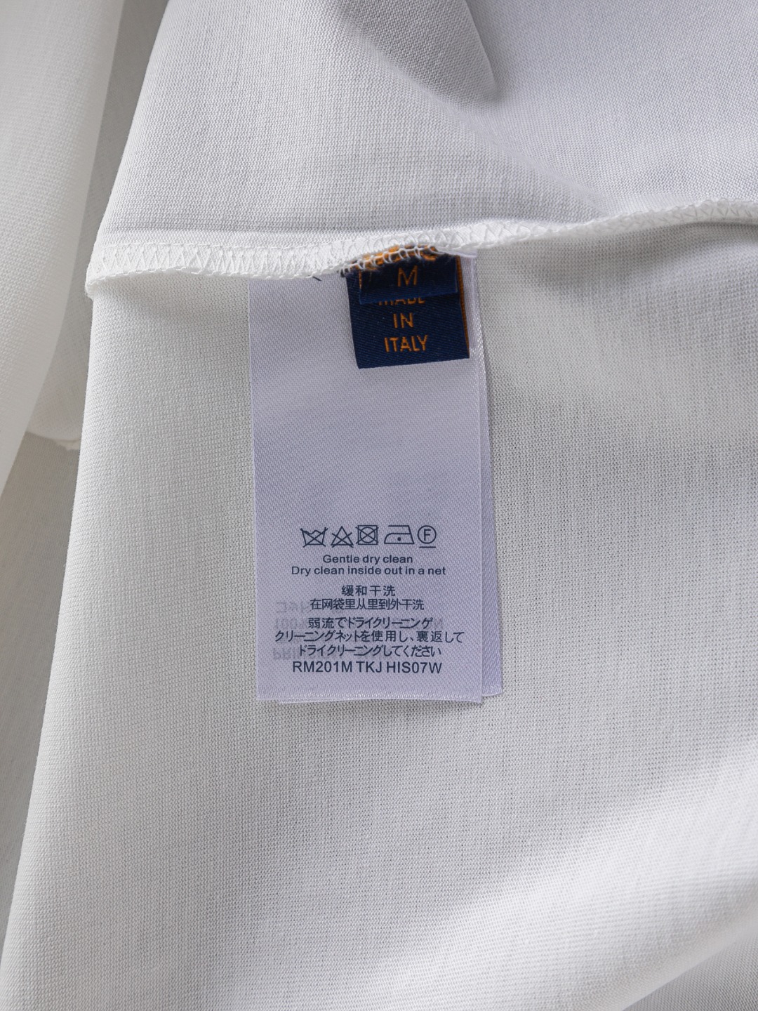 P95 Louis Vuitton 路易威登 1V 微宽版型S-Xl
LV 25ss新品专柜同步上架 胸前花卉字母指纹波浪☘️大logo印花 圆领短袖T恤,男女同款!官网同步,专柜纯棉面料!贴肤舒适,耐看又好穿,经典简约logo设计,原厂工艺一丝不苟,型男必备单品短袖不在千篇一律的大众脸,而是一定要独特吸引人的眼球,这一款LV短袖品相品质都在线,舒适度,一如既往的版型,时髦度,包括面料、裁剪工艺上,都是下足了功夫!320克洗水纯棉质面料,纯棉透气,日常穿着非常清爽穿感舒适,领口的罗纹针织平整紧密,随意折腾都不会领口歪斜,宽松版型,上身你就会发现真的好好看,整体极简利落,超级日常百搭!随随便便搭配一条裤子就是青春的样子,一件t恤就能为你的穿搭疯狂,绝不会出错的时髦单品!黑色,白色,尺码:S-XL
尺寸表:
S:肩宽50-胸围54-衣长70
M:肩宽52-胸围56.5-衣长72
L:肩宽54-胸围59-衣长74
XL:肩宽56-胸围61.5-衣长76