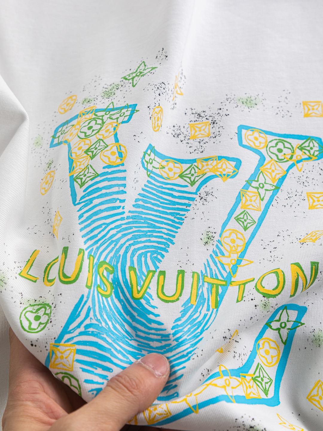 P95 Louis Vuitton 路易威登 1V 微宽版型S-Xl
LV 25ss新品专柜同步上架 胸前花卉字母指纹波浪☘️大logo印花 圆领短袖T恤,男女同款!官网同步,专柜纯棉面料!贴肤舒适,耐看又好穿,经典简约logo设计,原厂工艺一丝不苟,型男必备单品短袖不在千篇一律的大众脸,而是一定要独特吸引人的眼球,这一款LV短袖品相品质都在线,舒适度,一如既往的版型,时髦度,包括面料、裁剪工艺上,都是下足了功夫!320克洗水纯棉质面料,纯棉透气,日常穿着非常清爽穿感舒适,领口的罗纹针织平整紧密,随意折腾都不会领口歪斜,宽松版型,上身你就会发现真的好好看,整体极简利落,超级日常百搭!随随便便搭配一条裤子就是青春的样子,一件t恤就能为你的穿搭疯狂,绝不会出错的时髦单品!黑色,白色,尺码:S-XL
尺寸表:
S:肩宽50-胸围54-衣长70
M:肩宽52-胸围56.5-衣长72
L:肩宽54-胸围59-衣长74
XL:肩宽56-胸围61.5-衣长76