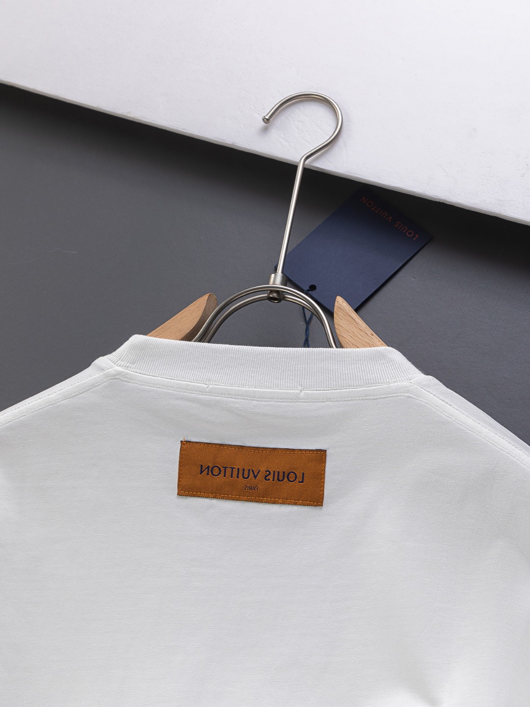 P95 Louis Vuitton 路易威登 1V 微宽版型S-Xl
LV 25ss新品专柜同步上架 胸前花卉字母指纹波浪☘️大logo印花 圆领短袖T恤,男女同款!官网同步,专柜纯棉面料!贴肤舒适,耐看又好穿,经典简约logo设计,原厂工艺一丝不苟,型男必备单品短袖不在千篇一律的大众脸,而是一定要独特吸引人的眼球,这一款LV短袖品相品质都在线,舒适度,一如既往的版型,时髦度,包括面料、裁剪工艺上,都是下足了功夫!320克洗水纯棉质面料,纯棉透气,日常穿着非常清爽穿感舒适,领口的罗纹针织平整紧密,随意折腾都不会领口歪斜,宽松版型,上身你就会发现真的好好看,整体极简利落,超级日常百搭!随随便便搭配一条裤子就是青春的样子,一件t恤就能为你的穿搭疯狂,绝不会出错的时髦单品!黑色,白色,尺码:S-XL
尺寸表:
S:肩宽50-胸围54-衣长70
M:肩宽52-胸围56.5-衣长72
L:肩宽54-胸围59-衣长74
XL:肩宽56-胸围61.5-衣长76