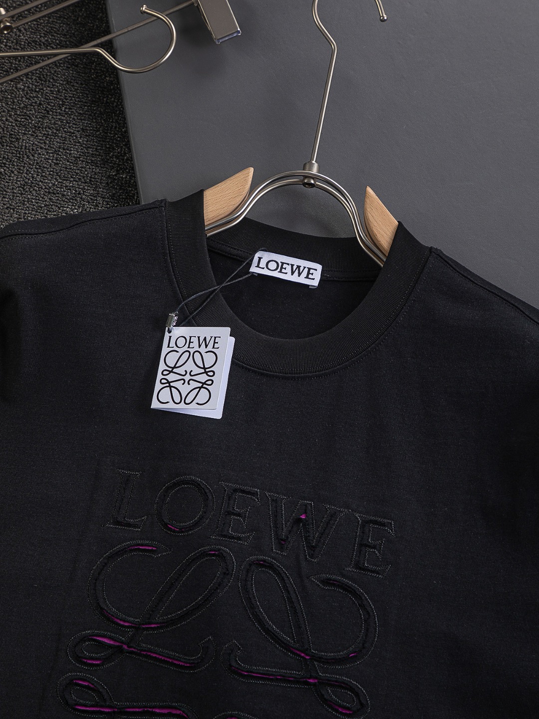 P115 LOEWE 罗意威 高版本 微宽版型S-Xl
罗意威25SS 新品官网同步发售 胸前切割字母贴布大logo🪡刺绣多重重工艺 男女同款!短袖不在千篇一律的大众脸,而是一定要独特吸引人的眼球,这一款罗意威短袖品相品质都在线,舒适度,一如既往的版型,时髦度,包括面料、裁剪工艺上,都是下足了功夫!320克洗水纯棉质面料,纯棉透气,日常穿着非常清爽穿感舒适,领口的罗纹针织平整紧密,随意折腾都不会领口歪斜,宽松版型,上身你就会发现真的好好看,整体极简利落,超级日常百搭!随随便便搭配一条裤子就是青春的样子,一件t恤就能为你的穿搭疯狂,绝不会出错的时髦单品!
颜色: 黑色 白色
尺码:S-XL
尺寸表:
S:肩宽50-胸围54-衣长70
M:肩宽52-胸围56.5-衣长72
L:肩宽54-胸围59-衣长74
XL:肩宽56-胸围61.5-衣长76