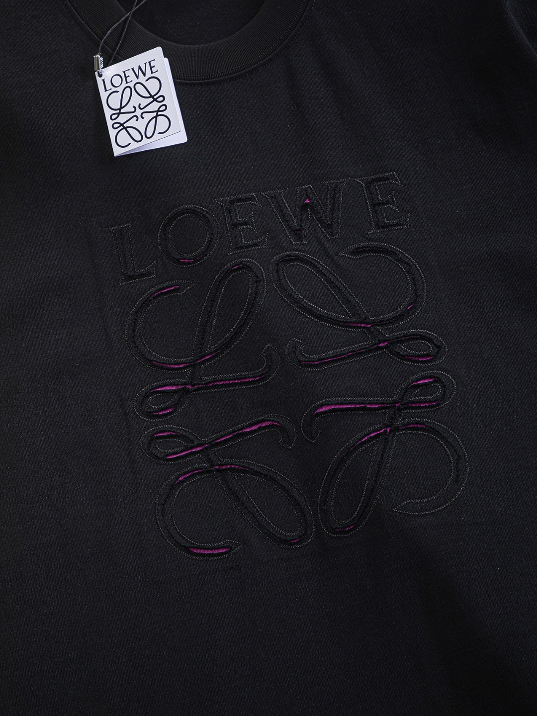P115 LOEWE 罗意威 高版本 微宽版型S-Xl
罗意威25SS 新品官网同步发售 胸前切割字母贴布大logo🪡刺绣多重重工艺 男女同款!短袖不在千篇一律的大众脸,而是一定要独特吸引人的眼球,这一款罗意威短袖品相品质都在线,舒适度,一如既往的版型,时髦度,包括面料、裁剪工艺上,都是下足了功夫!320克洗水纯棉质面料,纯棉透气,日常穿着非常清爽穿感舒适,领口的罗纹针织平整紧密,随意折腾都不会领口歪斜,宽松版型,上身你就会发现真的好好看,整体极简利落,超级日常百搭!随随便便搭配一条裤子就是青春的样子,一件t恤就能为你的穿搭疯狂,绝不会出错的时髦单品!
颜色: 黑色 白色
尺码:S-XL
尺寸表:
S:肩宽50-胸围54-衣长70
M:肩宽52-胸围56.5-衣长72
L:肩宽54-胸围59-衣长74
XL:肩宽56-胸围61.5-衣长76