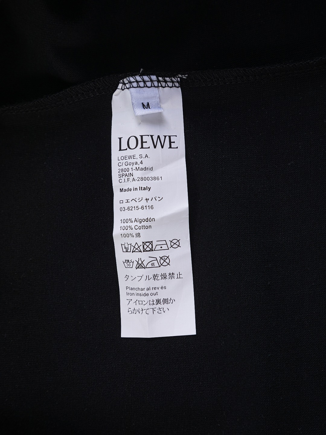P115 LOEWE 罗意威 高版本 微宽版型S-Xl
罗意威25SS 新品官网同步发售 胸前切割字母贴布大logo🪡刺绣多重重工艺 男女同款!短袖不在千篇一律的大众脸,而是一定要独特吸引人的眼球,这一款罗意威短袖品相品质都在线,舒适度,一如既往的版型,时髦度,包括面料、裁剪工艺上,都是下足了功夫!320克洗水纯棉质面料,纯棉透气,日常穿着非常清爽穿感舒适,领口的罗纹针织平整紧密,随意折腾都不会领口歪斜,宽松版型,上身你就会发现真的好好看,整体极简利落,超级日常百搭!随随便便搭配一条裤子就是青春的样子,一件t恤就能为你的穿搭疯狂,绝不会出错的时髦单品!
颜色: 黑色 白色
尺码:S-XL
尺寸表:
S:肩宽50-胸围54-衣长70
M:肩宽52-胸围56.5-衣长72
L:肩宽54-胸围59-衣长74
XL:肩宽56-胸围61.5-衣长76
