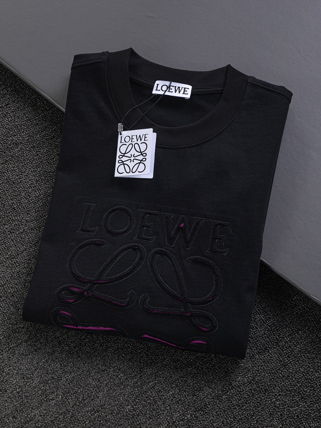 P115 LOEWE 罗意威 高版本 微宽版型S-Xl
罗意威25SS 新品官网同步发售 胸前切割字母贴布大logo🪡刺绣多重重工艺 男女同款!短袖不在千篇一律的大众脸,而是一定要独特吸引人的眼球,这一款罗意威短袖品相品质都在线,舒适度,一如既往的版型,时髦度,包括面料、裁剪工艺上,都是下足了功夫!320克洗水纯棉质面料,纯棉透气,日常穿着非常清爽穿感舒适,领口的罗纹针织平整紧密,随意折腾都不会领口歪斜,宽松版型,上身你就会发现真的好好看,整体极简利落,超级日常百搭!随随便便搭配一条裤子就是青春的样子,一件t恤就能为你的穿搭疯狂,绝不会出错的时髦单品!
颜色: 黑色 白色
尺码:S-XL
尺寸表:
S:肩宽50-胸围54-衣长70
M:肩宽52-胸围56.5-衣长72
L:肩宽54-胸围59-衣长74
XL:肩宽56-胸围61.5-衣长76
