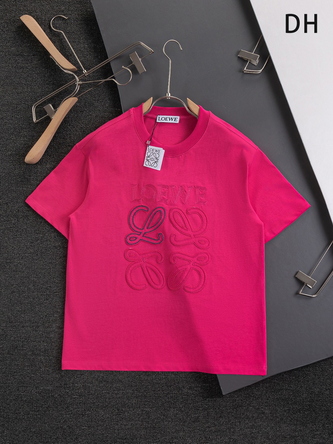 P175 


 LOEWE   罗意威  loewe 高版本  微宽版型S-XL
罗意威25SS 新品官网同步发售   胸前经典双拼色万针刺绣简约字母 贴布镂空大标🪡刺绣多重重工艺 男女同款！短袖不在千篇一律的大众脸，而是一定要独特吸引人的眼球，这一款罗意威短袖品相品质都在线，舒适度，一如既往的版型，时髦度，包括面料、裁剪工艺上，都是下足了功夫！320克洗水纯棉质面料，纯棉透气，日常穿着非常清爽穿感舒适，领口的罗纹针织平整紧密，随意折腾都不会领口歪斜，宽松版型，上身你就会发现真的好好看，整体极简利落，超级日常百搭！随随便便搭配一条裤子就是青春的样子，一件t恤就能为你的穿搭疯狂，绝不会出错的时髦单品！
颜色： 黑色   白色   玫红色
尺码：S-XL
尺寸表：
S：肩宽50-胸围54-衣长70
M：肩宽52-胸围56.5-衣长72
L：肩宽54-胸围59-衣长74
XL：肩宽56-胸围61.5-衣长76
