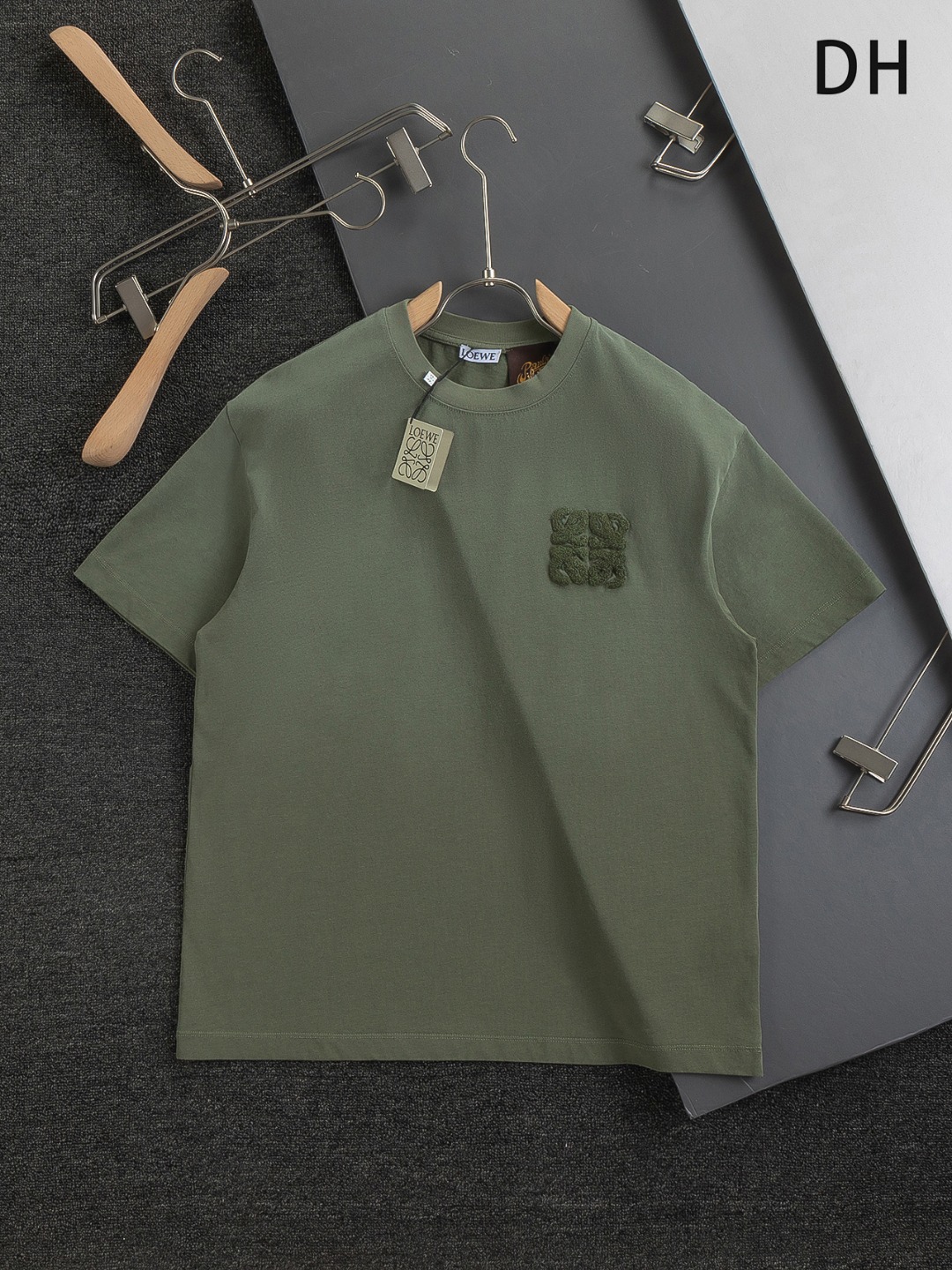 🅿️110 LOEWE 罗意威 高版本 微宽版型S-XL 罗意威25SS 新品官网同步发售 胸前经典毛巾绣logo🪡刺绣重工艺 男女同款！短袖不在千篇一律的大众脸，而是一定要独特吸引人的眼球，这一款罗意威短袖品相品质都在线，舒适度，一…