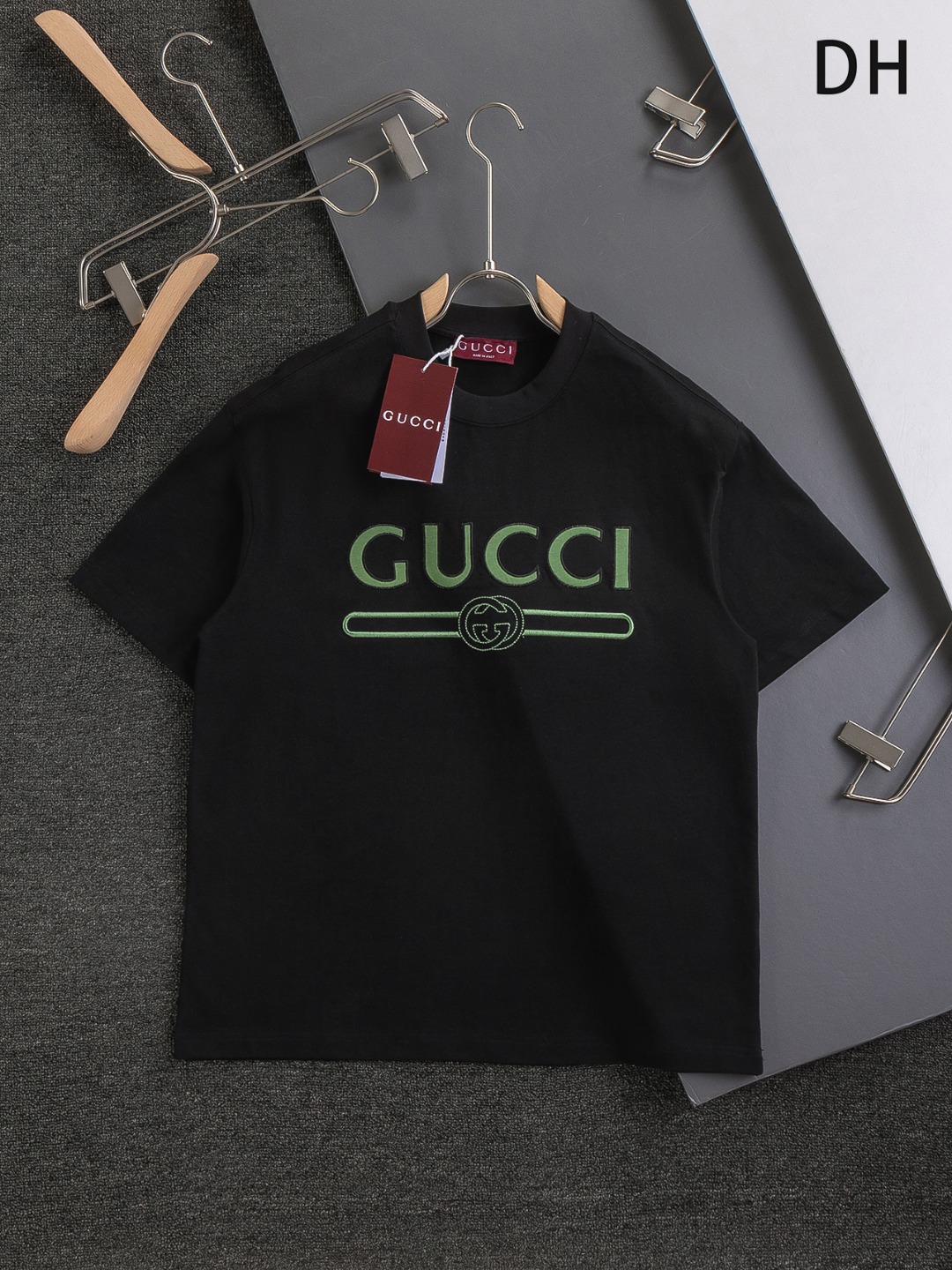 Gucci 古驰 酷奇 gucci 微宽版型 S-XL 25SS Gucci 🔥｜独家定制 专柜同款 胸前简约双色字母🪡刺绣logo显得更加靓丽精美工艺圆领款，独家定制纯棉320克面料柔软贴身科技面料，定制原版螺纹，档次极高，工艺精湛…