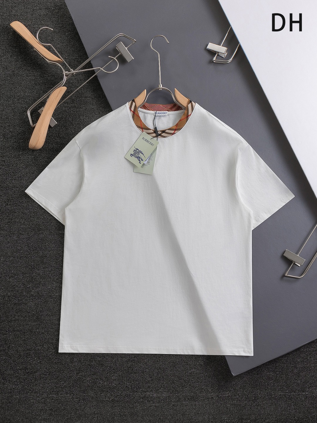 BURBERRY BBR 巴宝莉 微宽版型S-Xl 新款独家限定 25年最新最顶级 领口经典格纹条 🪡刺绣精美工艺 320克洗水面料T恤作为奢侈界的龙头，B家可谓是当之无愧了，而今天要说的这件作品，首先映入眼帘的就是宽松舒适的黑白纯色两…