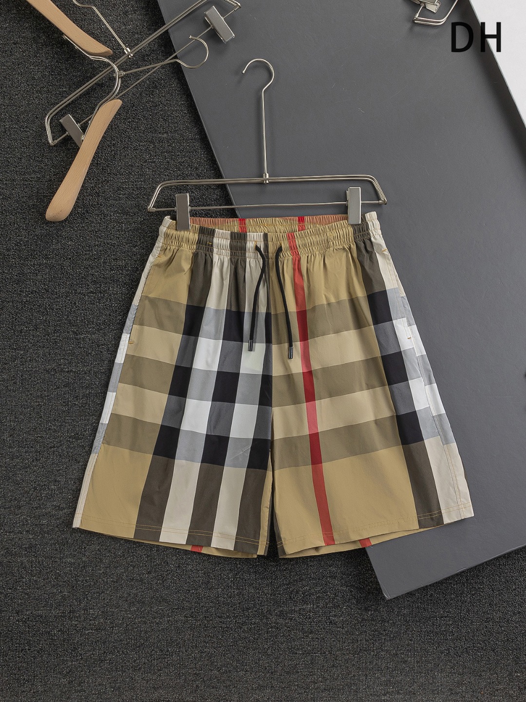 BURBERRY BBR Los mostradores Burberry War Horse versión ligeramente ancha S-Xl BBR 25ss están disponibles al mismo tiem…