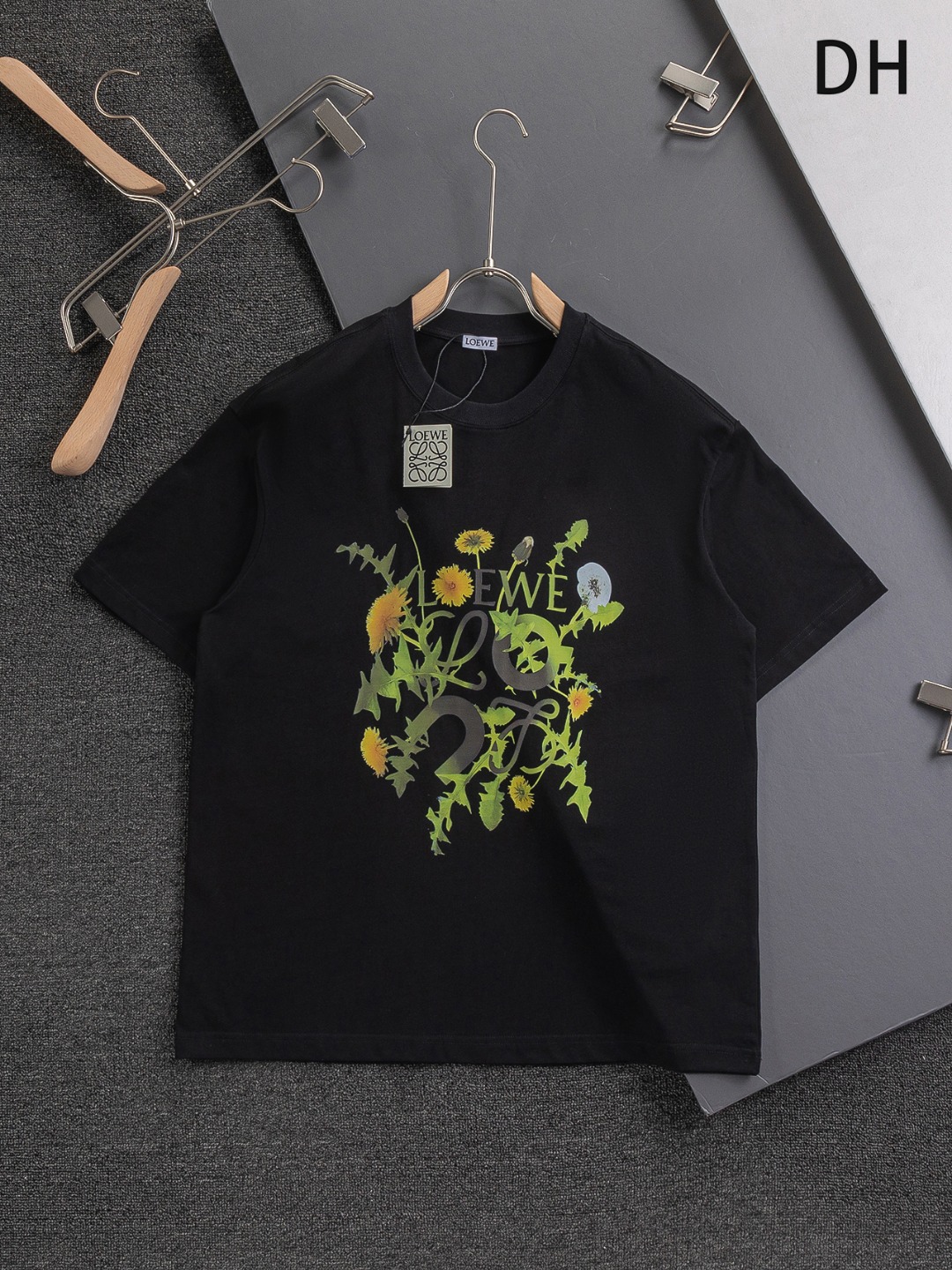 🅿️100 LOEWE 罗意威 高版本 微宽版型S-XL 罗意威25SS 新品官网同步发售 胸前花卉印花 印花花卉 多重重工艺 男女同款！短袖不在千篇一律的大众脸，而是一定要独特吸引人的眼球，这一款罗意威短袖品相品质都在线，舒适度，一如…