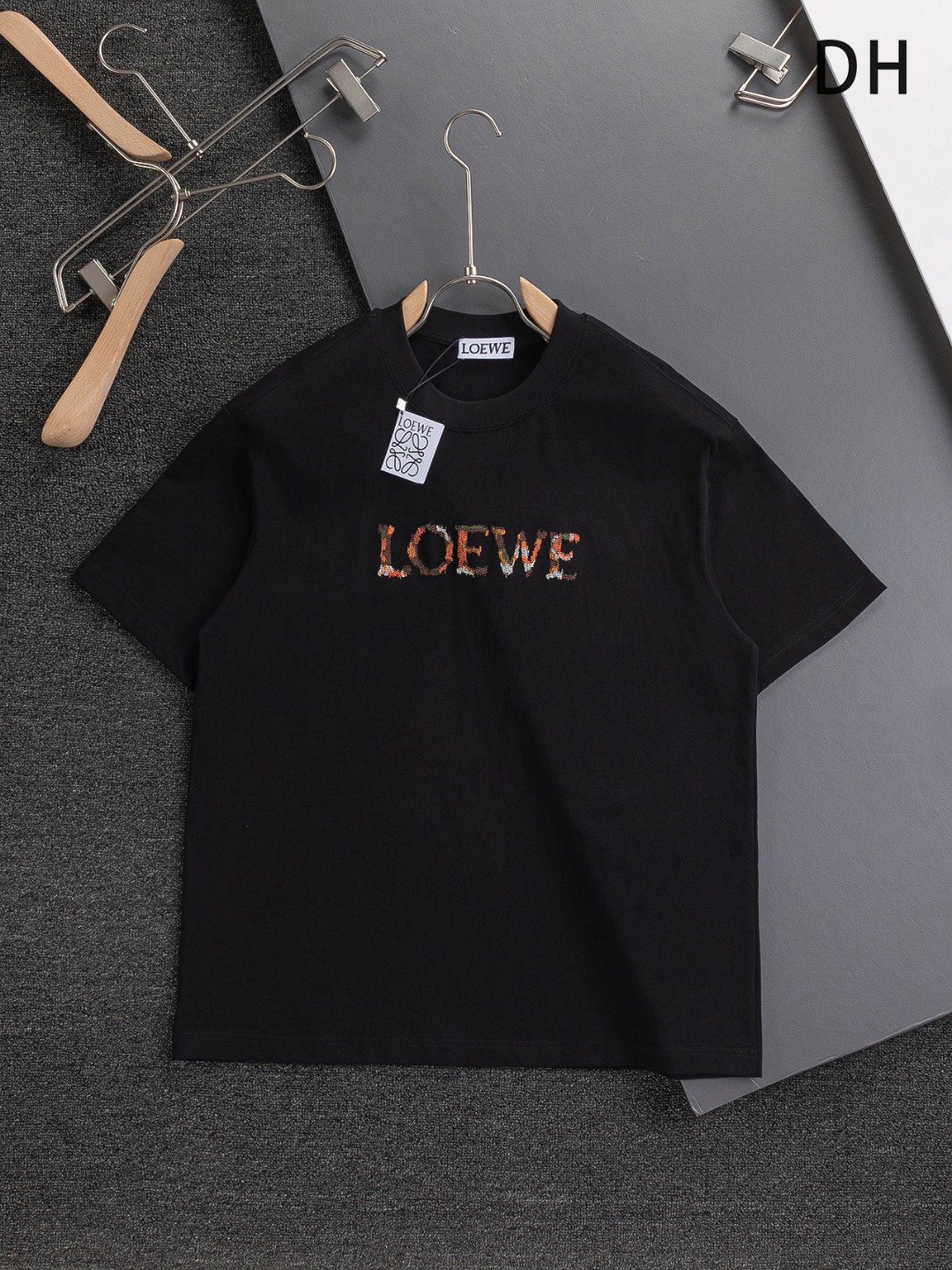 🅿️100 LOEWE 罗意威 高版本 微宽版型S-XL 罗意威25SS 新品官网同步发售 胸前迷彩简约字母花卉立体绣🪡刺绣 多重重工艺 男女同款！短袖不在千篇一律的大众脸，而是一定要独特吸引人的眼球，这一款罗意威短袖品相品质都在线，…