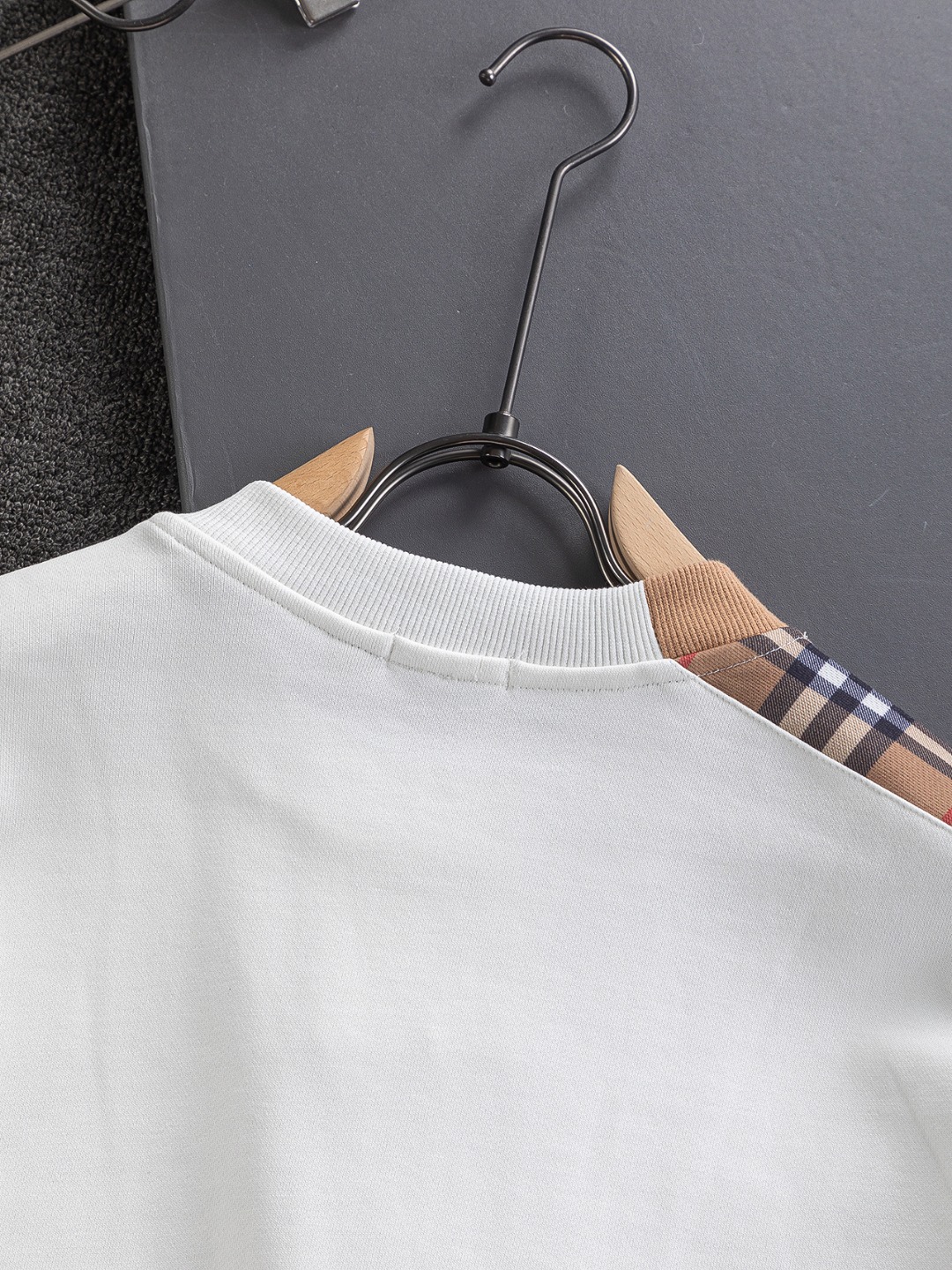 P160 BURBERRY BBR 巴宝莉 战马 bbr 微宽版型S-Xl
BBR 25SS秋冬款卫衣 新款独家限定 最顶级格纹错位不规则拼接骑士字母🪡刺绣logo 精美高工艺圆领卫衣 440克洗水面料T恤作为奢侈界的龙头,B家可谓是当之无愧了,而今天要说的这件作品,首先映入眼帘的就是宽松舒适的黑白纯色两大版型~~罗纹圆领成了其版型的最好修饰,而B家则是作为了上身LOGO罗列在前胸,更是匠心独具的别针设计,采用拼色设计,更加凸显质感!牛
黑白相间,最为传统的修饰方式加上最为简单的色阶对比形成了最为强烈而直接的对比,而这往往又是最为简洁明了的极简修饰方式~~一种怀旧的经典气息也在此作上不经意的蔓延开来!!
加上純棉材质的加持,无论是上身舒适度还是都是无可比拟的存在,可以说是夏日必备的良伴,优秀的透气性和舒适的穿搭感都是无可比拟的~推荐!!
尺码:S-XL
颜色:黑色 白色
尺寸表:
S:肩宽51-胸围56-衣长69
M:肩宽52.5-胸围58-衣长71
L:肩宽54-胸围60-衣长73
XL:肩宽55.5-胸围62-衣长75