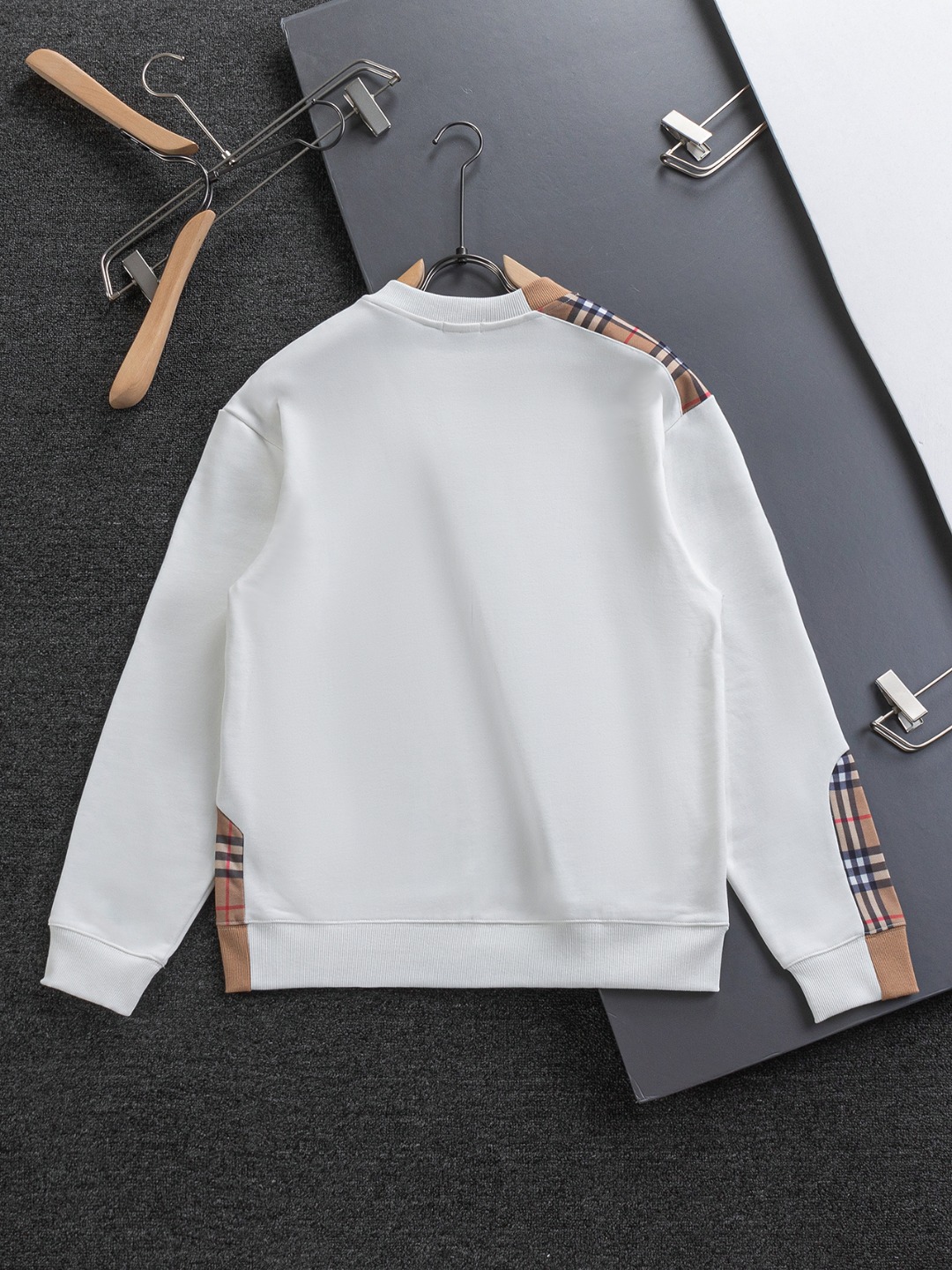P160 BURBERRY BBR 巴宝莉 战马 bbr 微宽版型S-Xl
BBR 25SS秋冬款卫衣 新款独家限定 最顶级格纹错位不规则拼接骑士字母🪡刺绣logo 精美高工艺圆领卫衣 440克洗水面料T恤作为奢侈界的龙头,B家可谓是当之无愧了,而今天要说的这件作品,首先映入眼帘的就是宽松舒适的黑白纯色两大版型~~罗纹圆领成了其版型的最好修饰,而B家则是作为了上身LOGO罗列在前胸,更是匠心独具的别针设计,采用拼色设计,更加凸显质感!牛
黑白相间,最为传统的修饰方式加上最为简单的色阶对比形成了最为强烈而直接的对比,而这往往又是最为简洁明了的极简修饰方式~~一种怀旧的经典气息也在此作上不经意的蔓延开来!!
加上純棉材质的加持,无论是上身舒适度还是都是无可比拟的存在,可以说是夏日必备的良伴,优秀的透气性和舒适的穿搭感都是无可比拟的~推荐!!
尺码:S-XL
颜色:黑色 白色
尺寸表:
S:肩宽51-胸围56-衣长69
M:肩宽52.5-胸围58-衣长71
L:肩宽54-胸围60-衣长73
XL:肩宽55.5-胸围62-衣长75