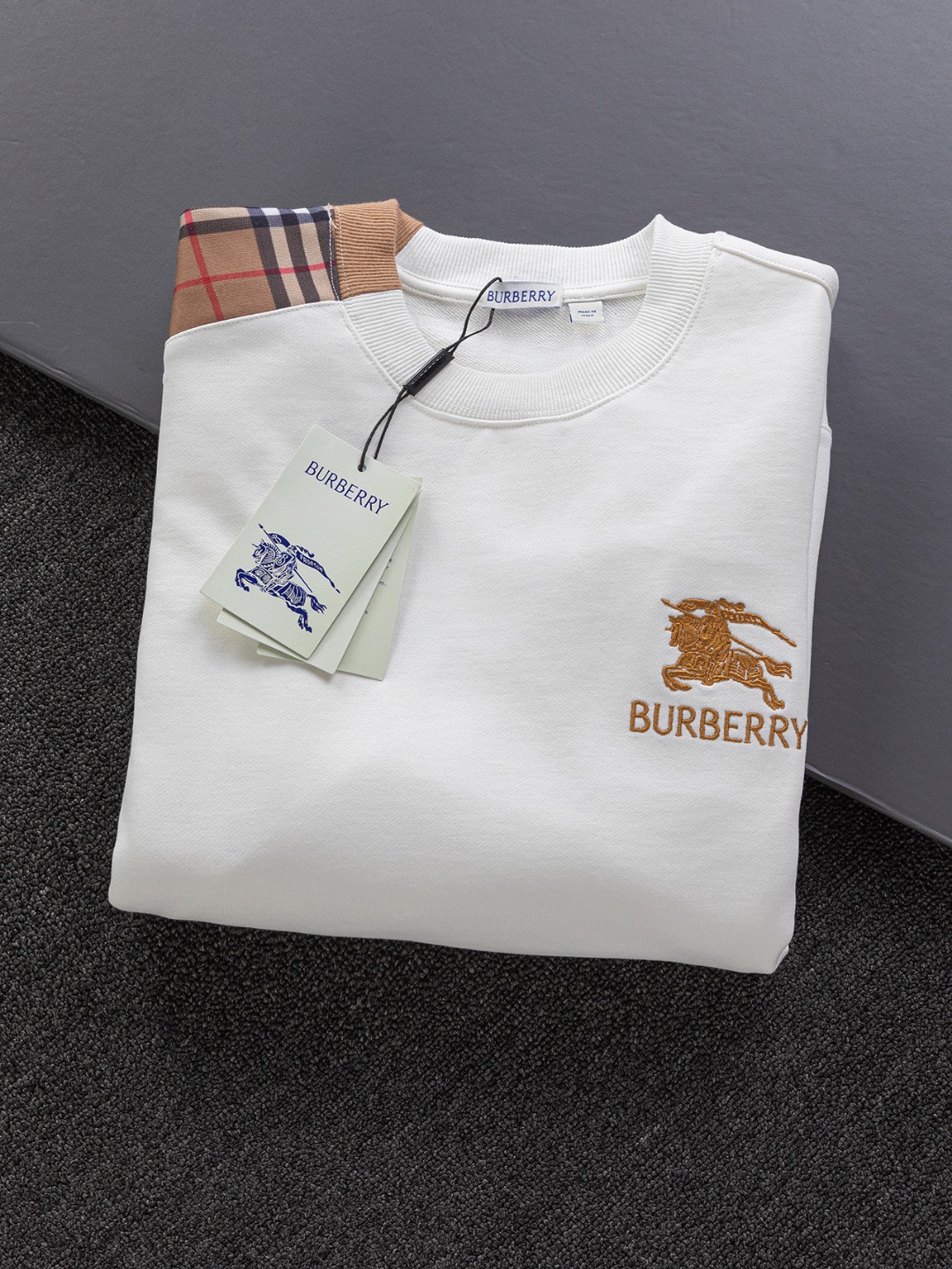P160 BURBERRY BBR 巴宝莉 战马 bbr 微宽版型S-Xl
BBR 25SS秋冬款卫衣 新款独家限定 最顶级格纹错位不规则拼接骑士字母🪡刺绣logo 精美高工艺圆领卫衣 440克洗水面料T恤作为奢侈界的龙头,B家可谓是当之无愧了,而今天要说的这件作品,首先映入眼帘的就是宽松舒适的黑白纯色两大版型~~罗纹圆领成了其版型的最好修饰,而B家则是作为了上身LOGO罗列在前胸,更是匠心独具的别针设计,采用拼色设计,更加凸显质感!牛
黑白相间,最为传统的修饰方式加上最为简单的色阶对比形成了最为强烈而直接的对比,而这往往又是最为简洁明了的极简修饰方式~~一种怀旧的经典气息也在此作上不经意的蔓延开来!!
加上純棉材质的加持,无论是上身舒适度还是都是无可比拟的存在,可以说是夏日必备的良伴,优秀的透气性和舒适的穿搭感都是无可比拟的~推荐!!
尺码:S-XL
颜色:黑色 白色
尺寸表:
S:肩宽51-胸围56-衣长69
M:肩宽52.5-胸围58-衣长71
L:肩宽54-胸围60-衣长73
XL:肩宽55.5-胸围62-衣长75