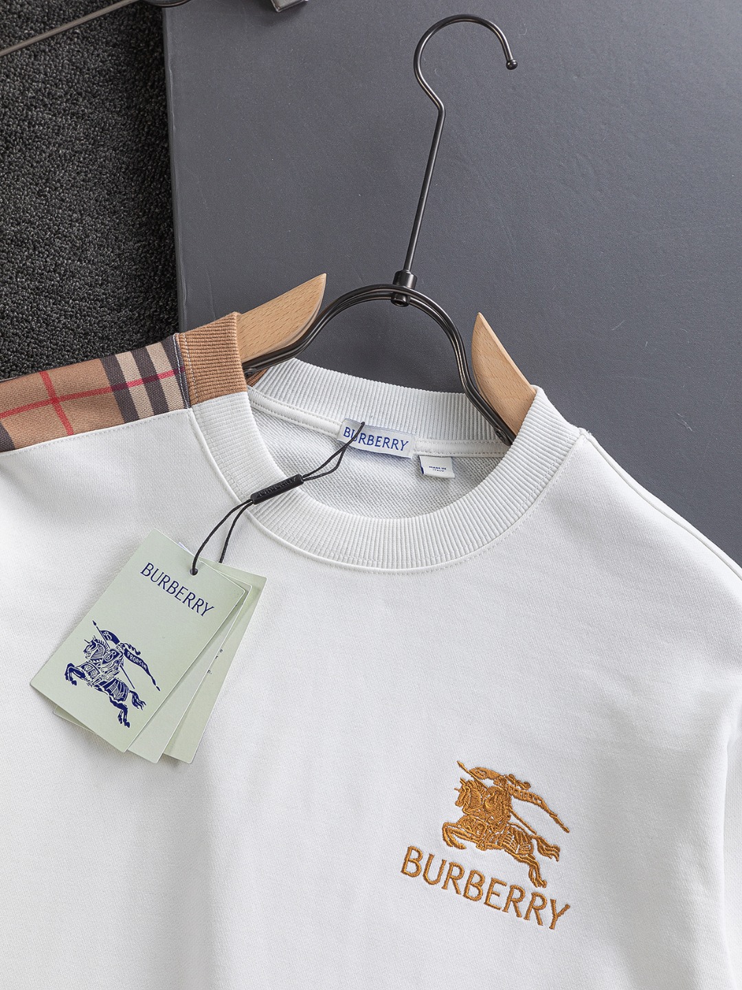 P160 BURBERRY BBR 巴宝莉 战马 bbr 微宽版型S-Xl
BBR 25SS秋冬款卫衣 新款独家限定 最顶级格纹错位不规则拼接骑士字母🪡刺绣logo 精美高工艺圆领卫衣 440克洗水面料T恤作为奢侈界的龙头,B家可谓是当之无愧了,而今天要说的这件作品,首先映入眼帘的就是宽松舒适的黑白纯色两大版型~~罗纹圆领成了其版型的最好修饰,而B家则是作为了上身LOGO罗列在前胸,更是匠心独具的别针设计,采用拼色设计,更加凸显质感!牛
黑白相间,最为传统的修饰方式加上最为简单的色阶对比形成了最为强烈而直接的对比,而这往往又是最为简洁明了的极简修饰方式~~一种怀旧的经典气息也在此作上不经意的蔓延开来!!
加上純棉材质的加持,无论是上身舒适度还是都是无可比拟的存在,可以说是夏日必备的良伴,优秀的透气性和舒适的穿搭感都是无可比拟的~推荐!!
尺码:S-XL
颜色:黑色 白色
尺寸表:
S:肩宽51-胸围56-衣长69
M:肩宽52.5-胸围58-衣长71
L:肩宽54-胸围60-衣长73
XL:肩宽55.5-胸围62-衣长75