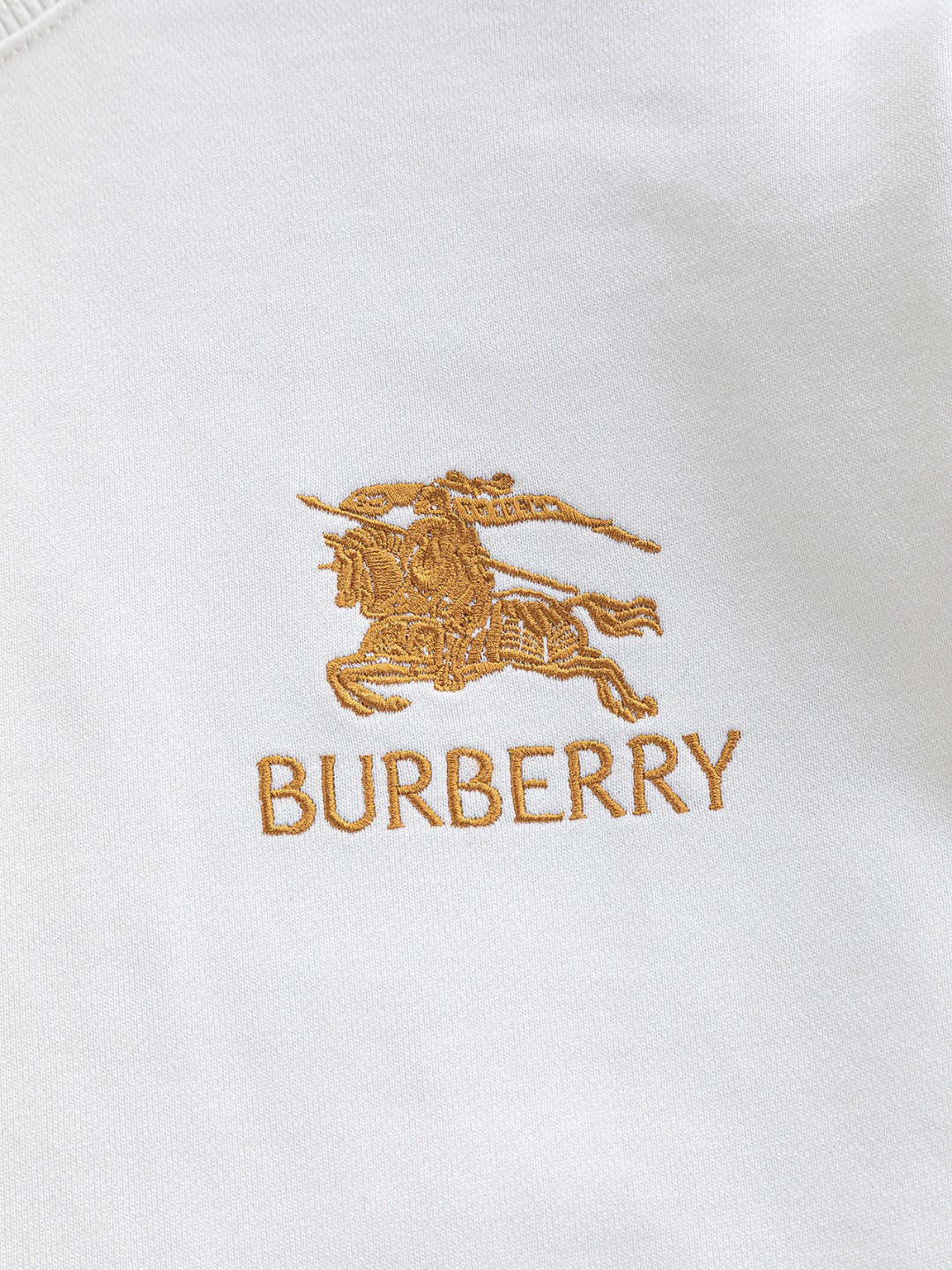 P160 BURBERRY BBR 巴宝莉 战马 bbr 微宽版型S-Xl
BBR 25SS秋冬款卫衣 新款独家限定 最顶级格纹错位不规则拼接骑士字母🪡刺绣logo 精美高工艺圆领卫衣 440克洗水面料T恤作为奢侈界的龙头,B家可谓是当之无愧了,而今天要说的这件作品,首先映入眼帘的就是宽松舒适的黑白纯色两大版型~~罗纹圆领成了其版型的最好修饰,而B家则是作为了上身LOGO罗列在前胸,更是匠心独具的别针设计,采用拼色设计,更加凸显质感!牛
黑白相间,最为传统的修饰方式加上最为简单的色阶对比形成了最为强烈而直接的对比,而这往往又是最为简洁明了的极简修饰方式~~一种怀旧的经典气息也在此作上不经意的蔓延开来!!
加上純棉材质的加持,无论是上身舒适度还是都是无可比拟的存在,可以说是夏日必备的良伴,优秀的透气性和舒适的穿搭感都是无可比拟的~推荐!!
尺码:S-XL
颜色:黑色 白色
尺寸表:
S:肩宽51-胸围56-衣长69
M:肩宽52.5-胸围58-衣长71
L:肩宽54-胸围60-衣长73
XL:肩宽55.5-胸围62-衣长75
