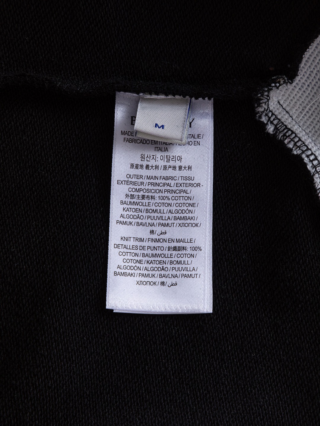 P160 BURBERRY BBR 巴宝莉 战马 bbr 微宽版型S-Xl
BBR 25SS秋冬款卫衣 新款独家限定 最顶级格纹错位不规则拼接骑士字母🪡刺绣logo 精美高工艺圆领卫衣 440克洗水面料T恤作为奢侈界的龙头,B家可谓是当之无愧了,而今天要说的这件作品,首先映入眼帘的就是宽松舒适的黑白纯色两大版型~~罗纹圆领成了其版型的最好修饰,而B家则是作为了上身LOGO罗列在前胸,更是匠心独具的别针设计,采用拼色设计,更加凸显质感!牛
黑白相间,最为传统的修饰方式加上最为简单的色阶对比形成了最为强烈而直接的对比,而这往往又是最为简洁明了的极简修饰方式~~一种怀旧的经典气息也在此作上不经意的蔓延开来!!
加上純棉材质的加持,无论是上身舒适度还是都是无可比拟的存在,可以说是夏日必备的良伴,优秀的透气性和舒适的穿搭感都是无可比拟的~推荐!!
尺码:S-XL
颜色:黑色 白色
尺寸表:
S:肩宽51-胸围56-衣长69
M:肩宽52.5-胸围58-衣长71
L:肩宽54-胸围60-衣长73
XL:肩宽55.5-胸围62-衣长75