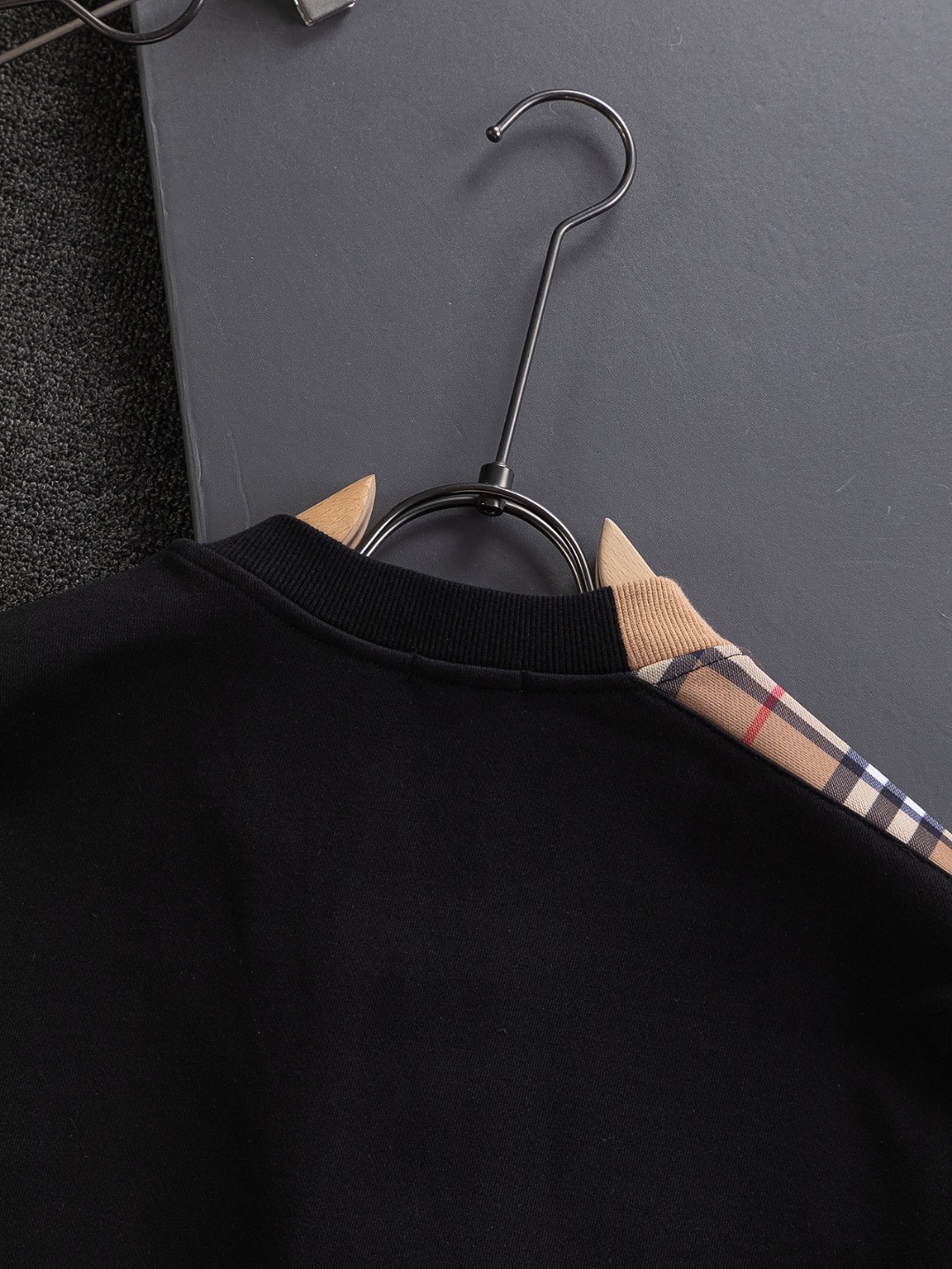 P160 BURBERRY BBR 巴宝莉 战马 bbr 微宽版型S-Xl
BBR 25SS秋冬款卫衣 新款独家限定 最顶级格纹错位不规则拼接骑士字母🪡刺绣logo 精美高工艺圆领卫衣 440克洗水面料T恤作为奢侈界的龙头,B家可谓是当之无愧了,而今天要说的这件作品,首先映入眼帘的就是宽松舒适的黑白纯色两大版型~~罗纹圆领成了其版型的最好修饰,而B家则是作为了上身LOGO罗列在前胸,更是匠心独具的别针设计,采用拼色设计,更加凸显质感!牛
黑白相间,最为传统的修饰方式加上最为简单的色阶对比形成了最为强烈而直接的对比,而这往往又是最为简洁明了的极简修饰方式~~一种怀旧的经典气息也在此作上不经意的蔓延开来!!
加上純棉材质的加持,无论是上身舒适度还是都是无可比拟的存在,可以说是夏日必备的良伴,优秀的透气性和舒适的穿搭感都是无可比拟的~推荐!!
尺码:S-XL
颜色:黑色 白色
尺寸表:
S:肩宽51-胸围56-衣长69
M:肩宽52.5-胸围58-衣长71
L:肩宽54-胸围60-衣长73
XL:肩宽55.5-胸围62-衣长75