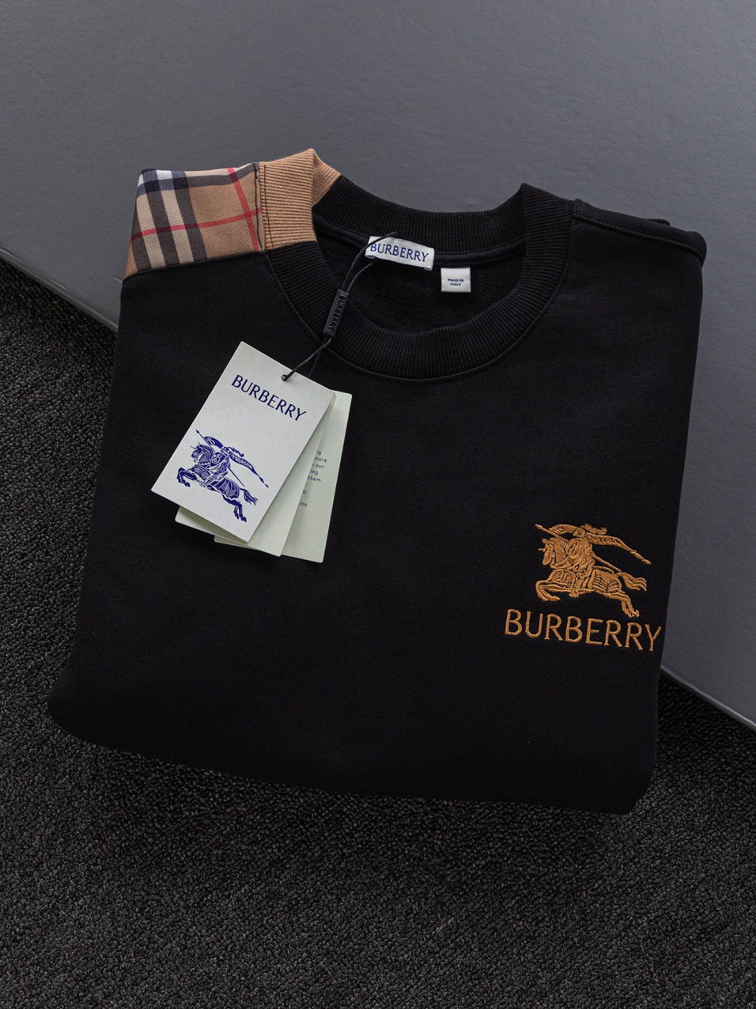 P160 BURBERRY BBR 巴宝莉 战马 bbr 微宽版型S-Xl
BBR 25SS秋冬款卫衣 新款独家限定 最顶级格纹错位不规则拼接骑士字母🪡刺绣logo 精美高工艺圆领卫衣 440克洗水面料T恤作为奢侈界的龙头,B家可谓是当之无愧了,而今天要说的这件作品,首先映入眼帘的就是宽松舒适的黑白纯色两大版型~~罗纹圆领成了其版型的最好修饰,而B家则是作为了上身LOGO罗列在前胸,更是匠心独具的别针设计,采用拼色设计,更加凸显质感!牛
黑白相间,最为传统的修饰方式加上最为简单的色阶对比形成了最为强烈而直接的对比,而这往往又是最为简洁明了的极简修饰方式~~一种怀旧的经典气息也在此作上不经意的蔓延开来!!
加上純棉材质的加持,无论是上身舒适度还是都是无可比拟的存在,可以说是夏日必备的良伴,优秀的透气性和舒适的穿搭感都是无可比拟的~推荐!!
尺码:S-XL
颜色:黑色 白色
尺寸表:
S:肩宽51-胸围56-衣长69
M:肩宽52.5-胸围58-衣长71
L:肩宽54-胸围60-衣长73
XL:肩宽55.5-胸围62-衣长75