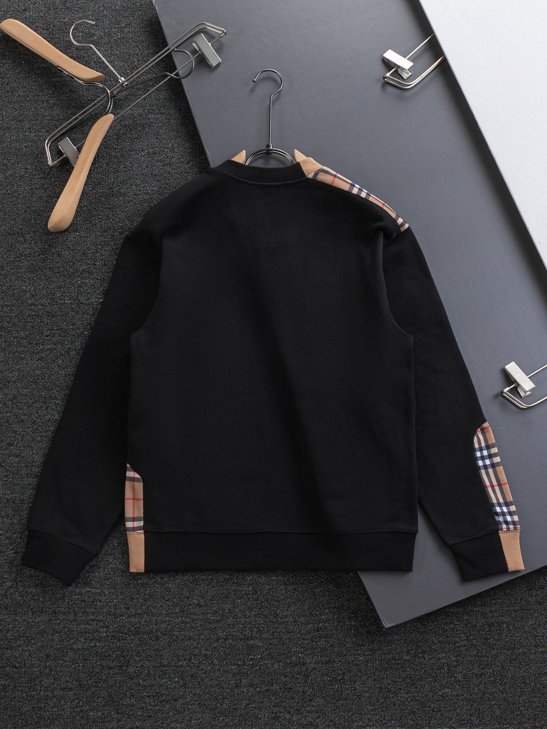 P160 BURBERRY BBR 巴宝莉 战马 bbr 微宽版型S-Xl
BBR 25SS秋冬款卫衣 新款独家限定 最顶级格纹错位不规则拼接骑士字母🪡刺绣logo 精美高工艺圆领卫衣 440克洗水面料T恤作为奢侈界的龙头,B家可谓是当之无愧了,而今天要说的这件作品,首先映入眼帘的就是宽松舒适的黑白纯色两大版型~~罗纹圆领成了其版型的最好修饰,而B家则是作为了上身LOGO罗列在前胸,更是匠心独具的别针设计,采用拼色设计,更加凸显质感!牛
黑白相间,最为传统的修饰方式加上最为简单的色阶对比形成了最为强烈而直接的对比,而这往往又是最为简洁明了的极简修饰方式~~一种怀旧的经典气息也在此作上不经意的蔓延开来!!
加上純棉材质的加持,无论是上身舒适度还是都是无可比拟的存在,可以说是夏日必备的良伴,优秀的透气性和舒适的穿搭感都是无可比拟的~推荐!!
尺码:S-XL
颜色:黑色 白色
尺寸表:
S:肩宽51-胸围56-衣长69
M:肩宽52.5-胸围58-衣长71
L:肩宽54-胸围60-衣长73
XL:肩宽55.5-胸围62-衣长75