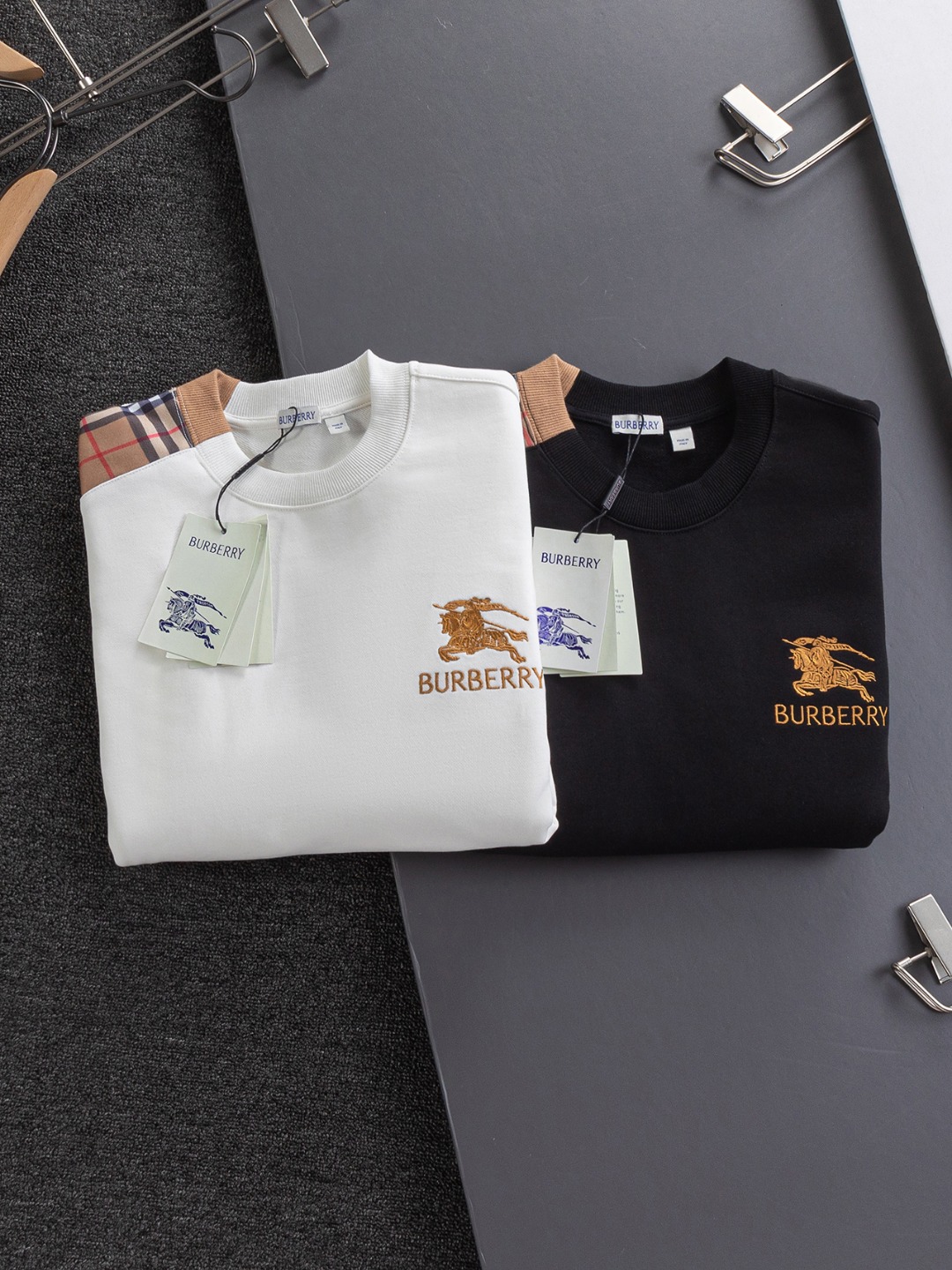 P160 BURBERRY BBR 巴宝莉 战马 bbr 微宽版型S-Xl
BBR 25SS秋冬款卫衣 新款独家限定 最顶级格纹错位不规则拼接骑士字母🪡刺绣logo 精美高工艺圆领卫衣 440克洗水面料T恤作为奢侈界的龙头,B家可谓是当之无愧了,而今天要说的这件作品,首先映入眼帘的就是宽松舒适的黑白纯色两大版型~~罗纹圆领成了其版型的最好修饰,而B家则是作为了上身LOGO罗列在前胸,更是匠心独具的别针设计,采用拼色设计,更加凸显质感!牛
黑白相间,最为传统的修饰方式加上最为简单的色阶对比形成了最为强烈而直接的对比,而这往往又是最为简洁明了的极简修饰方式~~一种怀旧的经典气息也在此作上不经意的蔓延开来!!
加上純棉材质的加持,无论是上身舒适度还是都是无可比拟的存在,可以说是夏日必备的良伴,优秀的透气性和舒适的穿搭感都是无可比拟的~推荐!!
尺码:S-XL
颜色:黑色 白色
尺寸表:
S:肩宽51-胸围56-衣长69
M:肩宽52.5-胸围58-衣长71
L:肩宽54-胸围60-衣长73
XL:肩宽55.5-胸围62-衣长75
