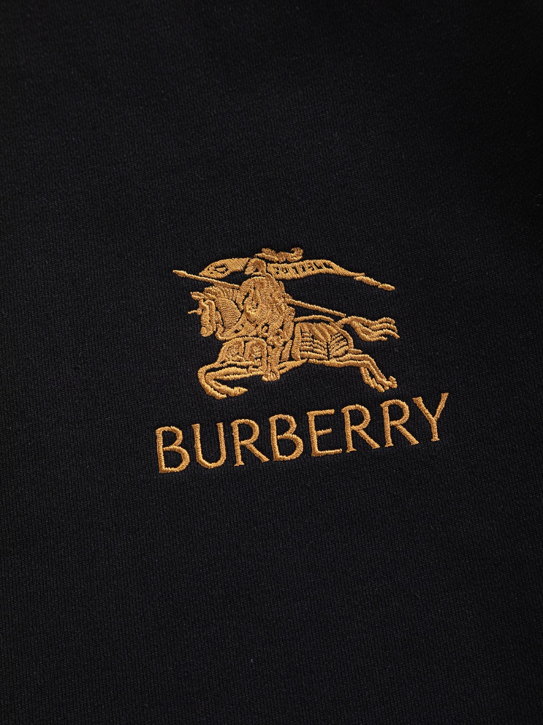 P160 BURBERRY BBR 巴宝莉 战马 bbr 微宽版型S-Xl
BBR 25SS秋冬款卫衣 新款独家限定 最顶级格纹错位不规则拼接骑士字母🪡刺绣logo 精美高工艺圆领卫衣 440克洗水面料T恤作为奢侈界的龙头,B家可谓是当之无愧了,而今天要说的这件作品,首先映入眼帘的就是宽松舒适的黑白纯色两大版型~~罗纹圆领成了其版型的最好修饰,而B家则是作为了上身LOGO罗列在前胸,更是匠心独具的别针设计,采用拼色设计,更加凸显质感!牛
黑白相间,最为传统的修饰方式加上最为简单的色阶对比形成了最为强烈而直接的对比,而这往往又是最为简洁明了的极简修饰方式~~一种怀旧的经典气息也在此作上不经意的蔓延开来!!
加上純棉材质的加持,无论是上身舒适度还是都是无可比拟的存在,可以说是夏日必备的良伴,优秀的透气性和舒适的穿搭感都是无可比拟的~推荐!!
尺码:S-XL
颜色:黑色 白色
尺寸表:
S:肩宽51-胸围56-衣长69
M:肩宽52.5-胸围58-衣长71
L:肩宽54-胸围60-衣长73
XL:肩宽55.5-胸围62-衣长75