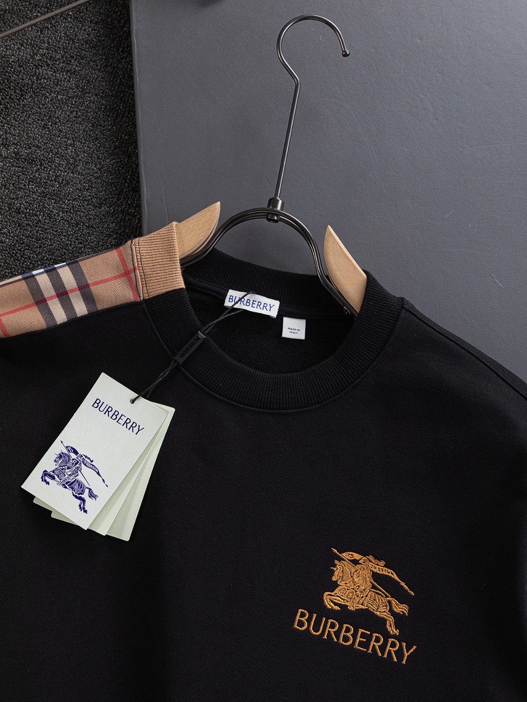 P160 BURBERRY BBR 巴宝莉 战马 bbr 微宽版型S-Xl
BBR 25SS秋冬款卫衣 新款独家限定 最顶级格纹错位不规则拼接骑士字母🪡刺绣logo 精美高工艺圆领卫衣 440克洗水面料T恤作为奢侈界的龙头,B家可谓是当之无愧了,而今天要说的这件作品,首先映入眼帘的就是宽松舒适的黑白纯色两大版型~~罗纹圆领成了其版型的最好修饰,而B家则是作为了上身LOGO罗列在前胸,更是匠心独具的别针设计,采用拼色设计,更加凸显质感!牛
黑白相间,最为传统的修饰方式加上最为简单的色阶对比形成了最为强烈而直接的对比,而这往往又是最为简洁明了的极简修饰方式~~一种怀旧的经典气息也在此作上不经意的蔓延开来!!
加上純棉材质的加持,无论是上身舒适度还是都是无可比拟的存在,可以说是夏日必备的良伴,优秀的透气性和舒适的穿搭感都是无可比拟的~推荐!!
尺码:S-XL
颜色:黑色 白色
尺寸表:
S:肩宽51-胸围56-衣长69
M:肩宽52.5-胸围58-衣长71
L:肩宽54-胸围60-衣长73
XL:肩宽55.5-胸围62-衣长75