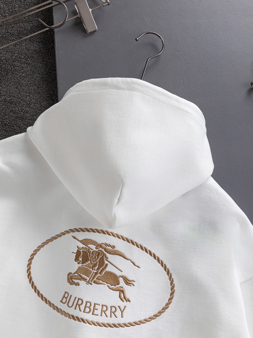 P185 BURBERRY BBR 巴宝莉 战马 bbr 微宽版型S-XL
BBR 25SS秋冬款连帽卫衣 新款独家限定 胸口战马🪡刺绣小logo 后幅⭕️圆形战马🪡刺绣大logo 精美高工艺圆领连帽卫衣 440克洗水面料T恤作为奢侈界的龙头,B家可谓是当之无愧了,而今天要说的这件作品,首先映入眼帘的就是宽松舒适的黑白纯色两大版型~~罗纹圆领成了其版型的最好修饰,而B家则是作为了上身LOGO罗列在前胸,更是匠心独具的别针设计,采用拼色设计,更加凸显质感!牛
黑白相间,最为传统的修饰方式加上最为简单的色阶对比形成了最为强烈而直接的对比,而这往往又是最为简洁明了的极简修饰方式~~一种怀旧的经典气息也在此作上不经意的蔓延开来!!
加上純棉材质的加持,无论是上身舒适度还是都是无可比拟的存在,可以说是夏日必备的良伴,优秀的透气性和舒适的穿搭感都是无可比拟的~推荐!!
尺码:S-XL
颜色:黑色 白色
尺寸表:
S:肩宽51-胸围56-衣长69
M:肩宽52.5-胸围58-衣长71
L:肩宽54-胸围60-衣长73
XL:肩宽55.5-胸围62-衣长75