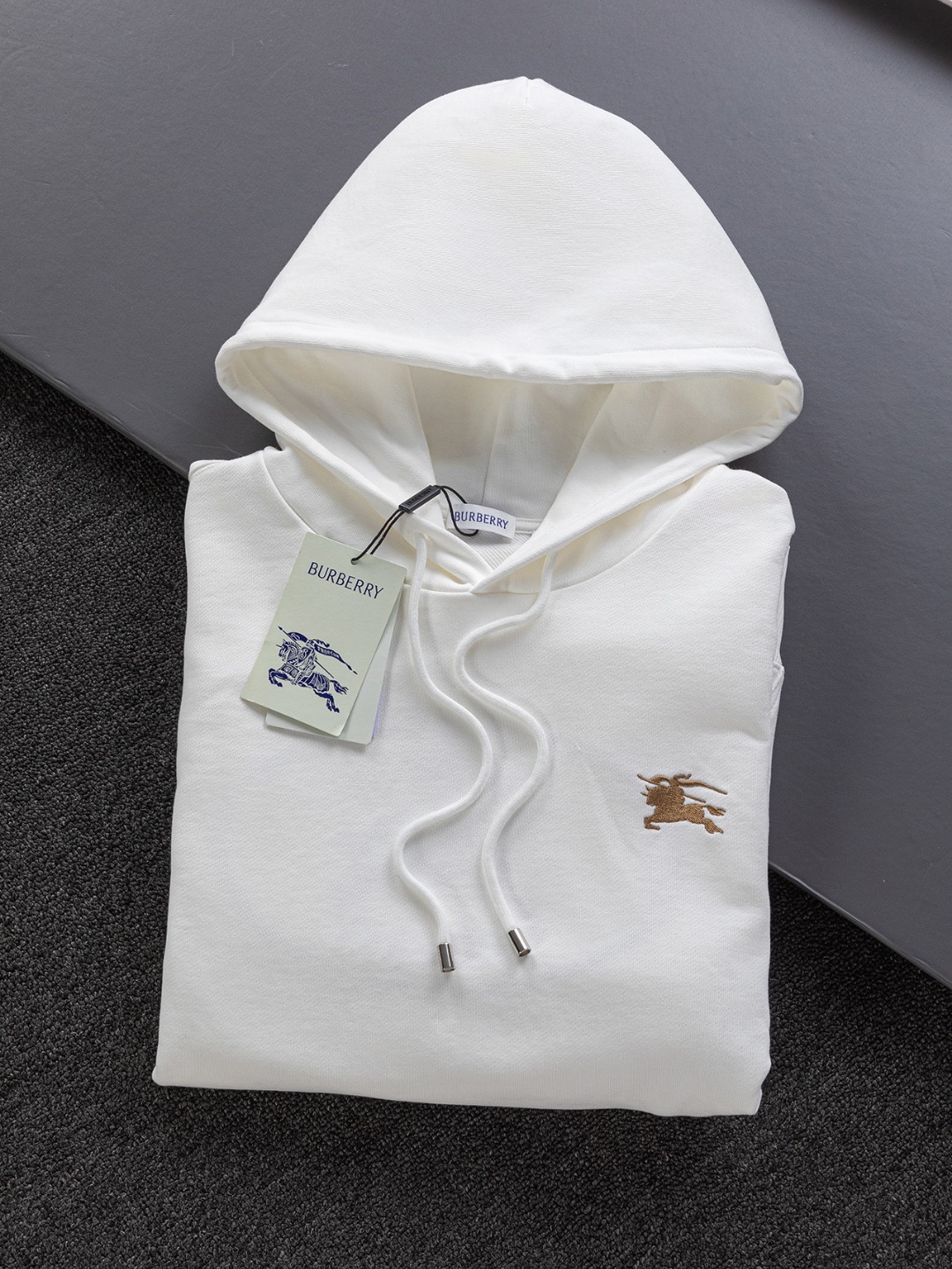P185 BURBERRY BBR 巴宝莉 战马 bbr 微宽版型S-XL
BBR 25SS秋冬款连帽卫衣 新款独家限定 胸口战马🪡刺绣小logo 后幅⭕️圆形战马🪡刺绣大logo 精美高工艺圆领连帽卫衣 440克洗水面料T恤作为奢侈界的龙头,B家可谓是当之无愧了,而今天要说的这件作品,首先映入眼帘的就是宽松舒适的黑白纯色两大版型~~罗纹圆领成了其版型的最好修饰,而B家则是作为了上身LOGO罗列在前胸,更是匠心独具的别针设计,采用拼色设计,更加凸显质感!牛
黑白相间,最为传统的修饰方式加上最为简单的色阶对比形成了最为强烈而直接的对比,而这往往又是最为简洁明了的极简修饰方式~~一种怀旧的经典气息也在此作上不经意的蔓延开来!!
加上純棉材质的加持,无论是上身舒适度还是都是无可比拟的存在,可以说是夏日必备的良伴,优秀的透气性和舒适的穿搭感都是无可比拟的~推荐!!
尺码:S-XL
颜色:黑色 白色
尺寸表:
S:肩宽51-胸围56-衣长69
M:肩宽52.5-胸围58-衣长71
L:肩宽54-胸围60-衣长73
XL:肩宽55.5-胸围62-衣长75