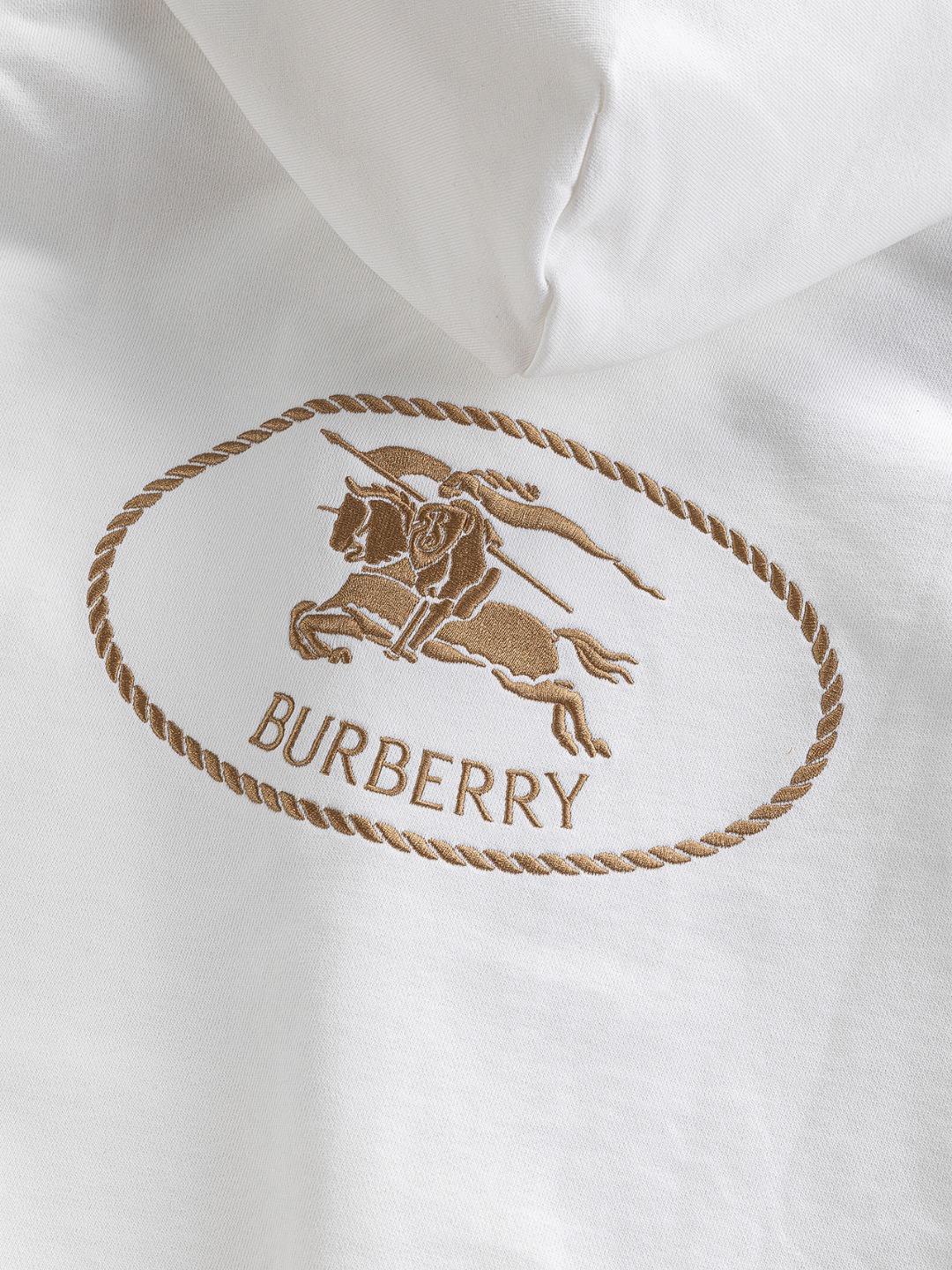 P185 BURBERRY BBR 巴宝莉 战马 bbr 微宽版型S-XL
BBR 25SS秋冬款连帽卫衣 新款独家限定 胸口战马🪡刺绣小logo 后幅⭕️圆形战马🪡刺绣大logo 精美高工艺圆领连帽卫衣 440克洗水面料T恤作为奢侈界的龙头,B家可谓是当之无愧了,而今天要说的这件作品,首先映入眼帘的就是宽松舒适的黑白纯色两大版型~~罗纹圆领成了其版型的最好修饰,而B家则是作为了上身LOGO罗列在前胸,更是匠心独具的别针设计,采用拼色设计,更加凸显质感!牛
黑白相间,最为传统的修饰方式加上最为简单的色阶对比形成了最为强烈而直接的对比,而这往往又是最为简洁明了的极简修饰方式~~一种怀旧的经典气息也在此作上不经意的蔓延开来!!
加上純棉材质的加持,无论是上身舒适度还是都是无可比拟的存在,可以说是夏日必备的良伴,优秀的透气性和舒适的穿搭感都是无可比拟的~推荐!!
尺码:S-XL
颜色:黑色 白色
尺寸表:
S:肩宽51-胸围56-衣长69
M:肩宽52.5-胸围58-衣长71
L:肩宽54-胸围60-衣长73
XL:肩宽55.5-胸围62-衣长75