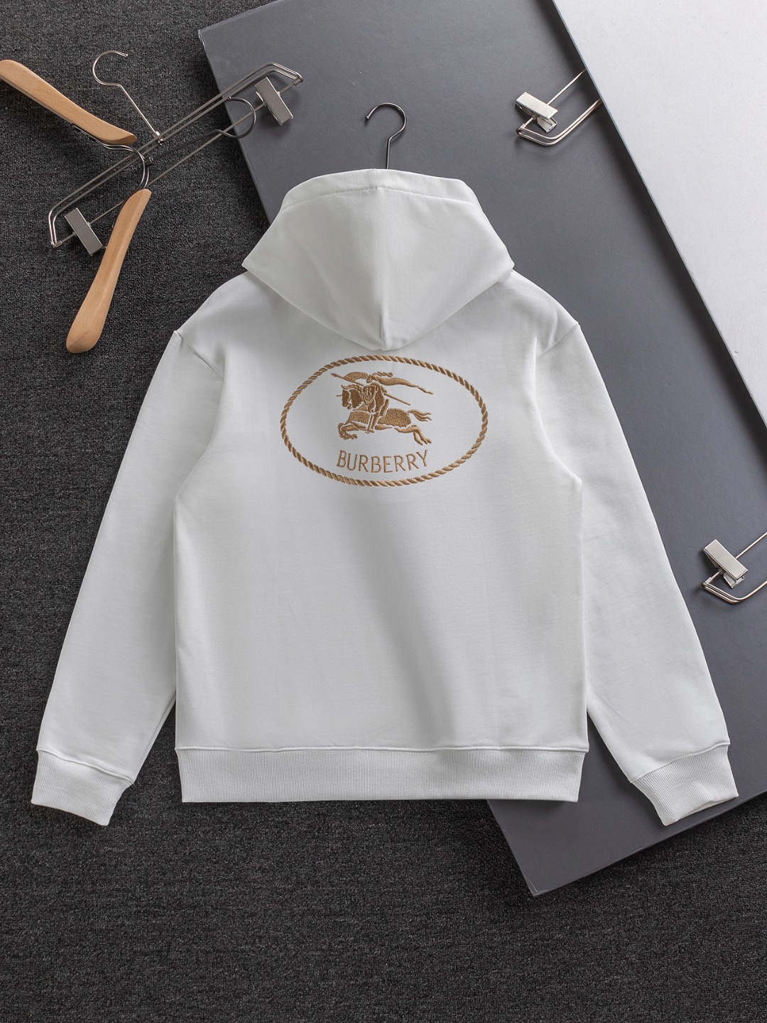 P185 BURBERRY BBR 巴宝莉 战马 bbr 微宽版型S-XL
BBR 25SS秋冬款连帽卫衣 新款独家限定 胸口战马🪡刺绣小logo 后幅⭕️圆形战马🪡刺绣大logo 精美高工艺圆领连帽卫衣 440克洗水面料T恤作为奢侈界的龙头,B家可谓是当之无愧了,而今天要说的这件作品,首先映入眼帘的就是宽松舒适的黑白纯色两大版型~~罗纹圆领成了其版型的最好修饰,而B家则是作为了上身LOGO罗列在前胸,更是匠心独具的别针设计,采用拼色设计,更加凸显质感!牛
黑白相间,最为传统的修饰方式加上最为简单的色阶对比形成了最为强烈而直接的对比,而这往往又是最为简洁明了的极简修饰方式~~一种怀旧的经典气息也在此作上不经意的蔓延开来!!
加上純棉材质的加持,无论是上身舒适度还是都是无可比拟的存在,可以说是夏日必备的良伴,优秀的透气性和舒适的穿搭感都是无可比拟的~推荐!!
尺码:S-XL
颜色:黑色 白色
尺寸表:
S:肩宽51-胸围56-衣长69
M:肩宽52.5-胸围58-衣长71
L:肩宽54-胸围60-衣长73
XL:肩宽55.5-胸围62-衣长75