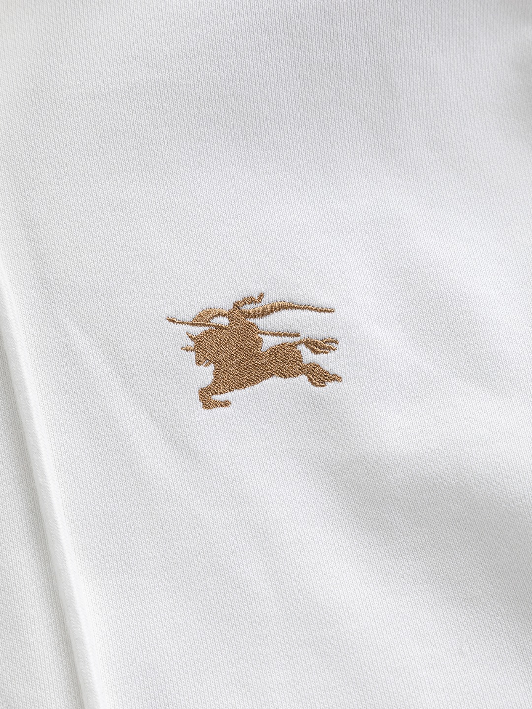 P185 BURBERRY BBR 巴宝莉 战马 bbr 微宽版型S-XL
BBR 25SS秋冬款连帽卫衣 新款独家限定 胸口战马🪡刺绣小logo 后幅⭕️圆形战马🪡刺绣大logo 精美高工艺圆领连帽卫衣 440克洗水面料T恤作为奢侈界的龙头,B家可谓是当之无愧了,而今天要说的这件作品,首先映入眼帘的就是宽松舒适的黑白纯色两大版型~~罗纹圆领成了其版型的最好修饰,而B家则是作为了上身LOGO罗列在前胸,更是匠心独具的别针设计,采用拼色设计,更加凸显质感!牛
黑白相间,最为传统的修饰方式加上最为简单的色阶对比形成了最为强烈而直接的对比,而这往往又是最为简洁明了的极简修饰方式~~一种怀旧的经典气息也在此作上不经意的蔓延开来!!
加上純棉材质的加持,无论是上身舒适度还是都是无可比拟的存在,可以说是夏日必备的良伴,优秀的透气性和舒适的穿搭感都是无可比拟的~推荐!!
尺码:S-XL
颜色:黑色 白色
尺寸表:
S:肩宽51-胸围56-衣长69
M:肩宽52.5-胸围58-衣长71
L:肩宽54-胸围60-衣长73
XL:肩宽55.5-胸围62-衣长75