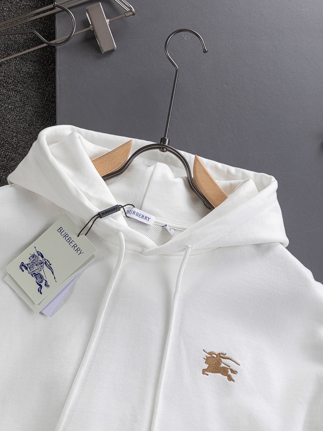 P185 BURBERRY BBR 巴宝莉 战马 bbr 微宽版型S-XL
BBR 25SS秋冬款连帽卫衣 新款独家限定 胸口战马🪡刺绣小logo 后幅⭕️圆形战马🪡刺绣大logo 精美高工艺圆领连帽卫衣 440克洗水面料T恤作为奢侈界的龙头,B家可谓是当之无愧了,而今天要说的这件作品,首先映入眼帘的就是宽松舒适的黑白纯色两大版型~~罗纹圆领成了其版型的最好修饰,而B家则是作为了上身LOGO罗列在前胸,更是匠心独具的别针设计,采用拼色设计,更加凸显质感!牛
黑白相间,最为传统的修饰方式加上最为简单的色阶对比形成了最为强烈而直接的对比,而这往往又是最为简洁明了的极简修饰方式~~一种怀旧的经典气息也在此作上不经意的蔓延开来!!
加上純棉材质的加持,无论是上身舒适度还是都是无可比拟的存在,可以说是夏日必备的良伴,优秀的透气性和舒适的穿搭感都是无可比拟的~推荐!!
尺码:S-XL
颜色:黑色 白色
尺寸表:
S:肩宽51-胸围56-衣长69
M:肩宽52.5-胸围58-衣长71
L:肩宽54-胸围60-衣长73
XL:肩宽55.5-胸围62-衣长75