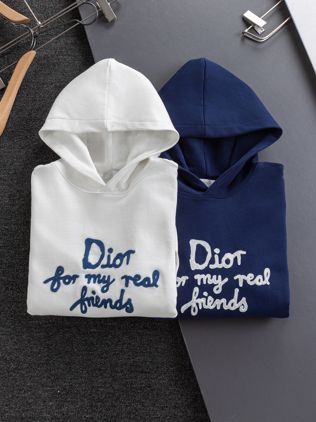 P185 DIOR Dior 迪奥 CD 微宽版版型 S-XL
DIOR 25SS秋冬款连帽卫衣 专柜永恒经典款 胸前字母手绘签名🪡刺绣 作为奢侈界的龙头,D家可谓是当之无愧了,而今天要说的这件作品,首先映入眼帘的就是宽松舒适的黑白纯色两大版型~~罗纹圆领成了其版型的最好修饰,而D家则是作为了上身LOGO罗列在前胸,更是匠心独具的字母logo贴布刺绣设计,更加凸显质感!最为传统的修饰方式加上最为简单的色阶对比形成了最为强烈而直接的对比,而这往往又是最为简洁明了的极简修饰方式~~一种怀旧的经典气息也在此作上不经意的蔓延开来!!前面饰以 47 标志贴布刺绣,别具一格,向 Dior 具有历史意义的年份致敬!加上采用440克棉材质的加持,无论是上身舒适度还是都是无可比拟的存在,可以说是夏日必备的良伴,优秀的透气性和舒适的穿搭感都是无可比拟的~推荐!!
颜色:黑白 两色
尺码:S-XL
尺寸表:
S:肩宽51-胸围56-衣长69
M:肩宽52.5-胸围58-衣长71
L:肩宽54-胸围60-衣长73
XL:肩宽55.5-胸围62-衣长75