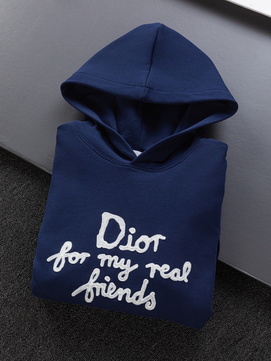 P185 DIOR Dior 迪奥 CD 微宽版版型 S-XL
DIOR 25SS秋冬款连帽卫衣 专柜永恒经典款 胸前字母手绘签名🪡刺绣 作为奢侈界的龙头,D家可谓是当之无愧了,而今天要说的这件作品,首先映入眼帘的就是宽松舒适的黑白纯色两大版型~~罗纹圆领成了其版型的最好修饰,而D家则是作为了上身LOGO罗列在前胸,更是匠心独具的字母logo贴布刺绣设计,更加凸显质感!最为传统的修饰方式加上最为简单的色阶对比形成了最为强烈而直接的对比,而这往往又是最为简洁明了的极简修饰方式~~一种怀旧的经典气息也在此作上不经意的蔓延开来!!前面饰以 47 标志贴布刺绣,别具一格,向 Dior 具有历史意义的年份致敬!加上采用440克棉材质的加持,无论是上身舒适度还是都是无可比拟的存在,可以说是夏日必备的良伴,优秀的透气性和舒适的穿搭感都是无可比拟的~推荐!!
颜色:黑白 两色
尺码:S-XL
尺寸表:
S:肩宽51-胸围56-衣长69
M:肩宽52.5-胸围58-衣长71
L:肩宽54-胸围60-衣长73
XL:肩宽55.5-胸围62-衣长75