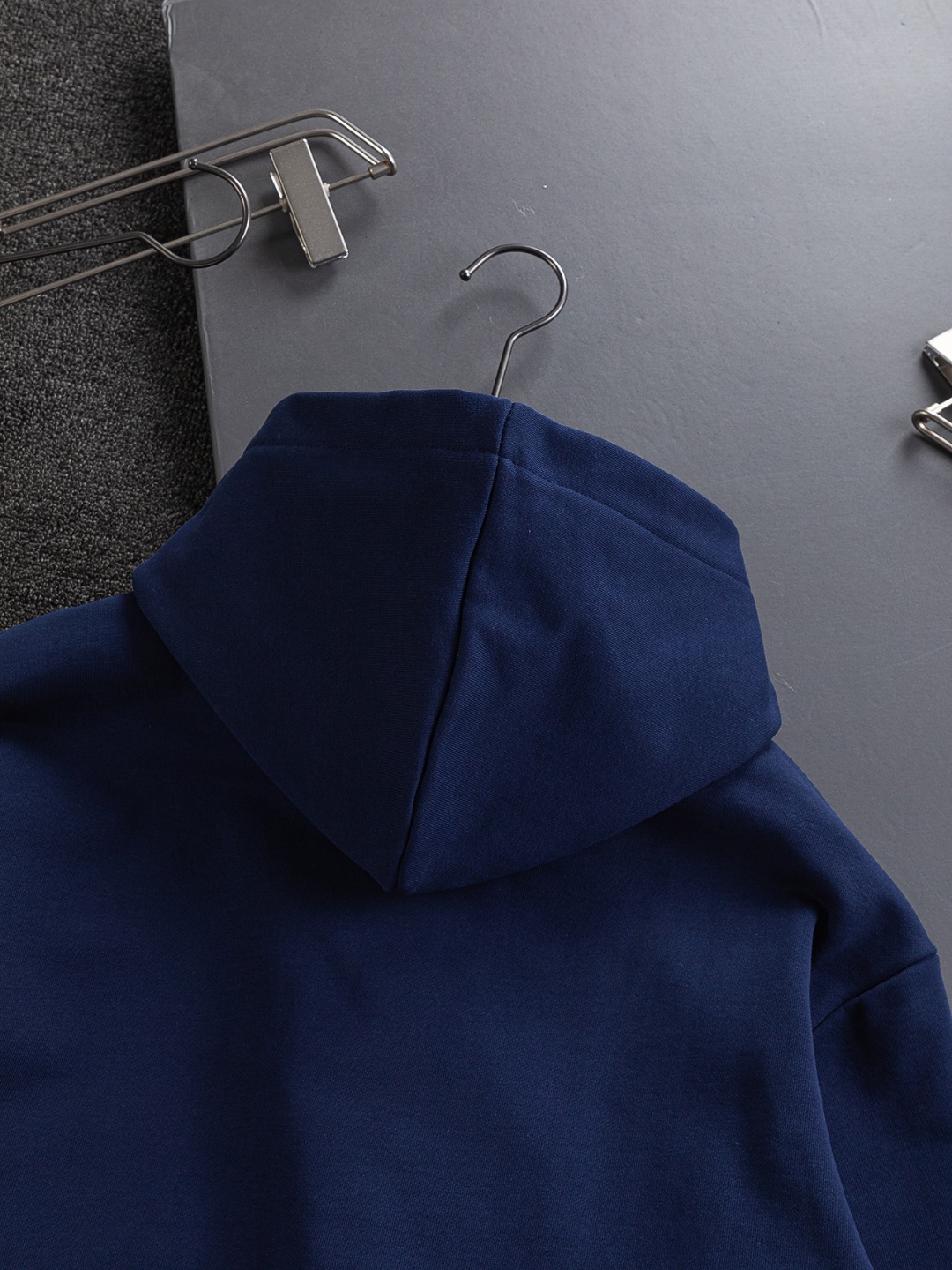 P185 DIOR Dior 迪奥 CD 微宽版版型 S-XL
DIOR 25SS秋冬款连帽卫衣 专柜永恒经典款 胸前字母手绘签名🪡刺绣 作为奢侈界的龙头,D家可谓是当之无愧了,而今天要说的这件作品,首先映入眼帘的就是宽松舒适的黑白纯色两大版型~~罗纹圆领成了其版型的最好修饰,而D家则是作为了上身LOGO罗列在前胸,更是匠心独具的字母logo贴布刺绣设计,更加凸显质感!最为传统的修饰方式加上最为简单的色阶对比形成了最为强烈而直接的对比,而这往往又是最为简洁明了的极简修饰方式~~一种怀旧的经典气息也在此作上不经意的蔓延开来!!前面饰以 47 标志贴布刺绣,别具一格,向 Dior 具有历史意义的年份致敬!加上采用440克棉材质的加持,无论是上身舒适度还是都是无可比拟的存在,可以说是夏日必备的良伴,优秀的透气性和舒适的穿搭感都是无可比拟的~推荐!!
颜色:黑白 两色
尺码:S-XL
尺寸表:
S:肩宽51-胸围56-衣长69
M:肩宽52.5-胸围58-衣长71
L:肩宽54-胸围60-衣长73
XL:肩宽55.5-胸围62-衣长75