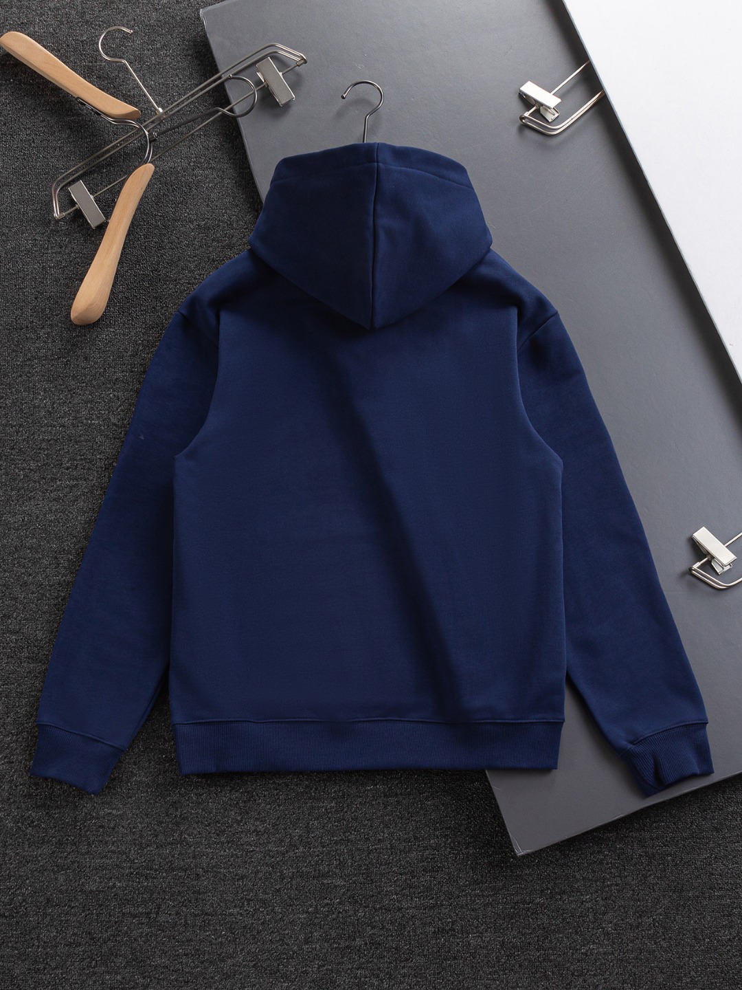 P185 DIOR Dior 迪奥 CD 微宽版版型 S-XL
DIOR 25SS秋冬款连帽卫衣 专柜永恒经典款 胸前字母手绘签名🪡刺绣 作为奢侈界的龙头,D家可谓是当之无愧了,而今天要说的这件作品,首先映入眼帘的就是宽松舒适的黑白纯色两大版型~~罗纹圆领成了其版型的最好修饰,而D家则是作为了上身LOGO罗列在前胸,更是匠心独具的字母logo贴布刺绣设计,更加凸显质感!最为传统的修饰方式加上最为简单的色阶对比形成了最为强烈而直接的对比,而这往往又是最为简洁明了的极简修饰方式~~一种怀旧的经典气息也在此作上不经意的蔓延开来!!前面饰以 47 标志贴布刺绣,别具一格,向 Dior 具有历史意义的年份致敬!加上采用440克棉材质的加持,无论是上身舒适度还是都是无可比拟的存在,可以说是夏日必备的良伴,优秀的透气性和舒适的穿搭感都是无可比拟的~推荐!!
颜色:黑白 两色
尺码:S-XL
尺寸表:
S:肩宽51-胸围56-衣长69
M:肩宽52.5-胸围58-衣长71
L:肩宽54-胸围60-衣长73
XL:肩宽55.5-胸围62-衣长75