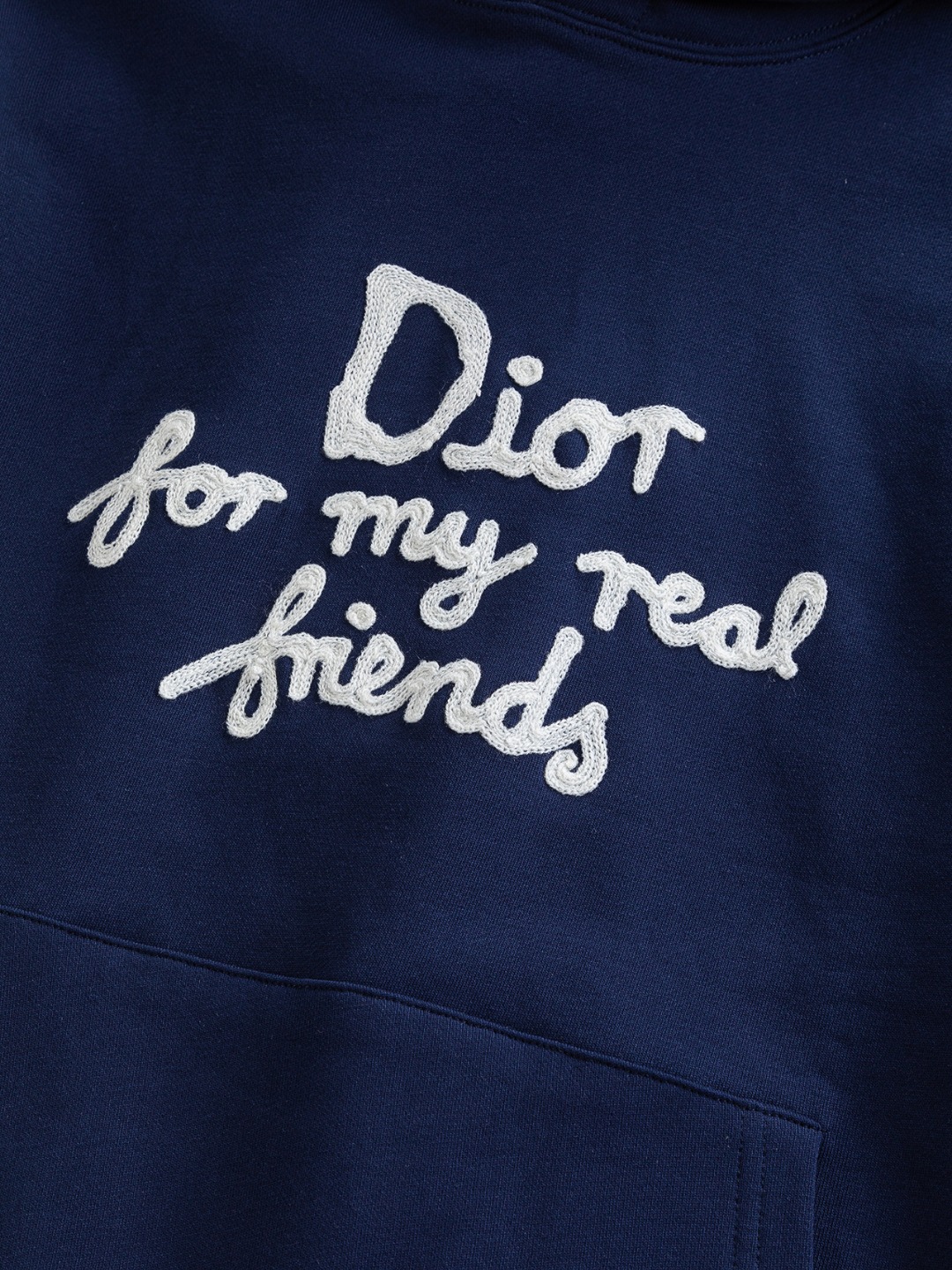 P185 DIOR Dior 迪奥 CD 微宽版版型 S-XL
DIOR 25SS秋冬款连帽卫衣 专柜永恒经典款 胸前字母手绘签名🪡刺绣 作为奢侈界的龙头,D家可谓是当之无愧了,而今天要说的这件作品,首先映入眼帘的就是宽松舒适的黑白纯色两大版型~~罗纹圆领成了其版型的最好修饰,而D家则是作为了上身LOGO罗列在前胸,更是匠心独具的字母logo贴布刺绣设计,更加凸显质感!最为传统的修饰方式加上最为简单的色阶对比形成了最为强烈而直接的对比,而这往往又是最为简洁明了的极简修饰方式~~一种怀旧的经典气息也在此作上不经意的蔓延开来!!前面饰以 47 标志贴布刺绣,别具一格,向 Dior 具有历史意义的年份致敬!加上采用440克棉材质的加持,无论是上身舒适度还是都是无可比拟的存在,可以说是夏日必备的良伴,优秀的透气性和舒适的穿搭感都是无可比拟的~推荐!!
颜色:黑白 两色
尺码:S-XL
尺寸表:
S:肩宽51-胸围56-衣长69
M:肩宽52.5-胸围58-衣长71
L:肩宽54-胸围60-衣长73
XL:肩宽55.5-胸围62-衣长75