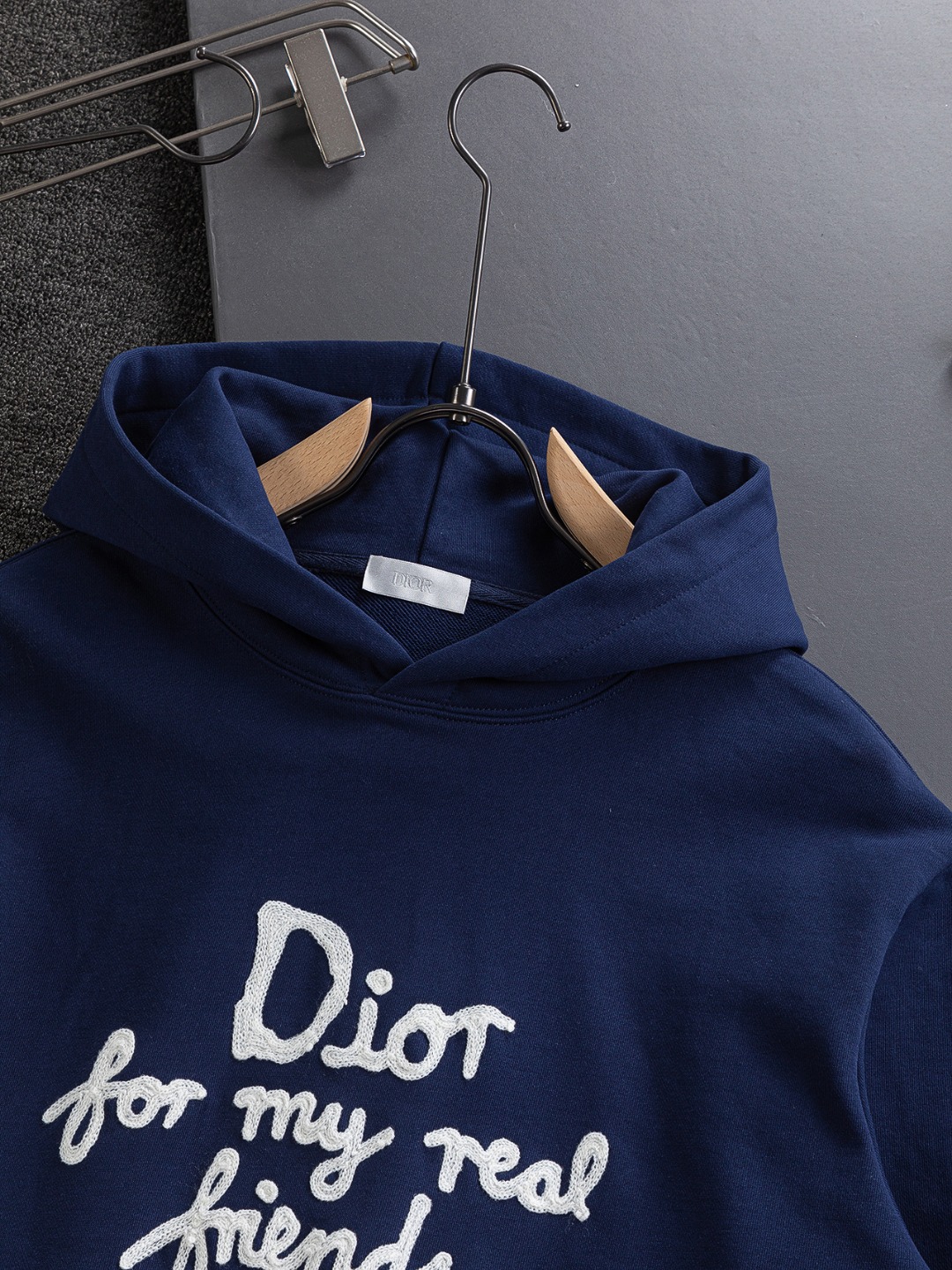 P185 DIOR Dior 迪奥 CD 微宽版版型 S-XL
DIOR 25SS秋冬款连帽卫衣 专柜永恒经典款 胸前字母手绘签名🪡刺绣 作为奢侈界的龙头,D家可谓是当之无愧了,而今天要说的这件作品,首先映入眼帘的就是宽松舒适的黑白纯色两大版型~~罗纹圆领成了其版型的最好修饰,而D家则是作为了上身LOGO罗列在前胸,更是匠心独具的字母logo贴布刺绣设计,更加凸显质感!最为传统的修饰方式加上最为简单的色阶对比形成了最为强烈而直接的对比,而这往往又是最为简洁明了的极简修饰方式~~一种怀旧的经典气息也在此作上不经意的蔓延开来!!前面饰以 47 标志贴布刺绣,别具一格,向 Dior 具有历史意义的年份致敬!加上采用440克棉材质的加持,无论是上身舒适度还是都是无可比拟的存在,可以说是夏日必备的良伴,优秀的透气性和舒适的穿搭感都是无可比拟的~推荐!!
颜色:黑白 两色
尺码:S-XL
尺寸表:
S:肩宽51-胸围56-衣长69
M:肩宽52.5-胸围58-衣长71
L:肩宽54-胸围60-衣长73
XL:肩宽55.5-胸围62-衣长75