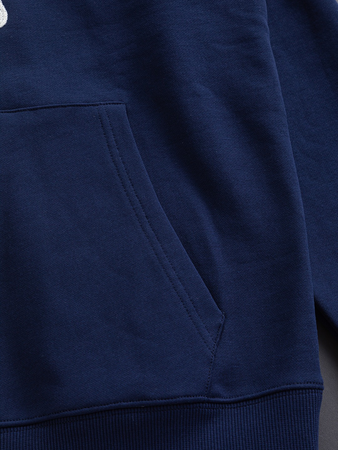P185 DIOR Dior 迪奥 CD 微宽版版型 S-XL
DIOR 25SS秋冬款连帽卫衣 专柜永恒经典款 胸前字母手绘签名🪡刺绣 作为奢侈界的龙头,D家可谓是当之无愧了,而今天要说的这件作品,首先映入眼帘的就是宽松舒适的黑白纯色两大版型~~罗纹圆领成了其版型的最好修饰,而D家则是作为了上身LOGO罗列在前胸,更是匠心独具的字母logo贴布刺绣设计,更加凸显质感!最为传统的修饰方式加上最为简单的色阶对比形成了最为强烈而直接的对比,而这往往又是最为简洁明了的极简修饰方式~~一种怀旧的经典气息也在此作上不经意的蔓延开来!!前面饰以 47 标志贴布刺绣,别具一格,向 Dior 具有历史意义的年份致敬!加上采用440克棉材质的加持,无论是上身舒适度还是都是无可比拟的存在,可以说是夏日必备的良伴,优秀的透气性和舒适的穿搭感都是无可比拟的~推荐!!
颜色:黑白 两色
尺码:S-XL
尺寸表:
S:肩宽51-胸围56-衣长69
M:肩宽52.5-胸围58-衣长71
L:肩宽54-胸围60-衣长73
XL:肩宽55.5-胸围62-衣长75