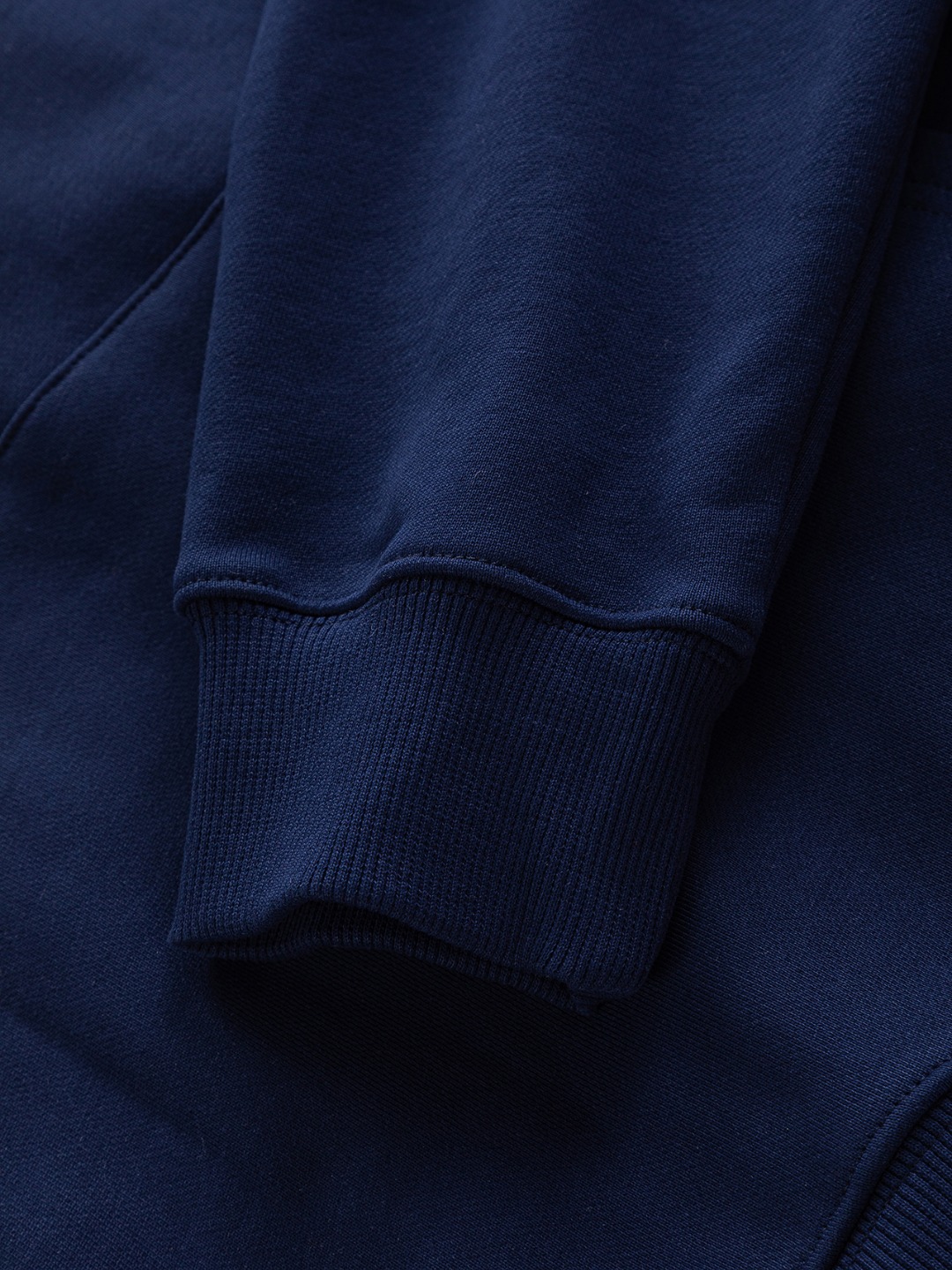 P185 DIOR Dior 迪奥 CD 微宽版版型 S-XL
DIOR 25SS秋冬款连帽卫衣 专柜永恒经典款 胸前字母手绘签名🪡刺绣 作为奢侈界的龙头,D家可谓是当之无愧了,而今天要说的这件作品,首先映入眼帘的就是宽松舒适的黑白纯色两大版型~~罗纹圆领成了其版型的最好修饰,而D家则是作为了上身LOGO罗列在前胸,更是匠心独具的字母logo贴布刺绣设计,更加凸显质感!最为传统的修饰方式加上最为简单的色阶对比形成了最为强烈而直接的对比,而这往往又是最为简洁明了的极简修饰方式~~一种怀旧的经典气息也在此作上不经意的蔓延开来!!前面饰以 47 标志贴布刺绣,别具一格,向 Dior 具有历史意义的年份致敬!加上采用440克棉材质的加持,无论是上身舒适度还是都是无可比拟的存在,可以说是夏日必备的良伴,优秀的透气性和舒适的穿搭感都是无可比拟的~推荐!!
颜色:黑白 两色
尺码:S-XL
尺寸表:
S:肩宽51-胸围56-衣长69
M:肩宽52.5-胸围58-衣长71
L:肩宽54-胸围60-衣长73
XL:肩宽55.5-胸围62-衣长75