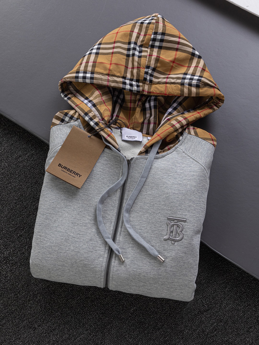 P210 BURBERRY BBR 巴宝莉 战马 bbr 微宽版型S-XL
BBR 25SS秋冬新款Vintage格纹裁片棉质连帽卫衣,格纹拼接情侣款卫衣,百搭高克数纯棉连帽卫衣!这款翻面绒棉质卫衣外套,设有对比感连帽。衣袖裁片采用 Vintage 复古格纹羊毛棉质混纺法兰绒面料,绣有 Thomas Burberry 专属标识。外形清爽干练,浅灰色净面搭配巴宝莉的经典格子设计真的太爱了,经典格子设计由帽子延伸到手臂,两边的手臂完美对称,整衣格纹定位裁剪,胸口BT小刺绣,低调又高级~完全遵循zg的材质厚度,所以上身整体层次感非常强烈,不像市场版本采用了市场面料非常薄上身完全没有垂坠感!这种时髦个性的印花刺绣设计加上抽绳处采用了激光雕刻的五金
完美的彰显了BUR品牌的存在感,极具辨识度整体给人一种简约高规又基础
并且整体更是采用宽松版型打造,时尚跟高街休闲风格更强!!480克洗手面料,份量感十足,柔软舒适是基本,透气度和保暖度兼并才是惊喜!整体的触感极为舒适,亲肤效果也是极佳。OV版型方面也是完美穿搭效果,完美的符合各种穿搭场合的所需。极为非凡,档次与魅力更是极为的出色亮眼,更能够彰显品牌规格与你对于时尚的追求!!期待各位粉丝的完美演绎!!
颜色:黑色,灰色。
尺码:S-XL
尺寸表:
S:肩宽51-胸围56-衣长69
M:肩宽52.5-胸围58-衣长71
L:肩宽54-胸围60-衣长73
XL:肩宽55.5-胸围62-衣长75