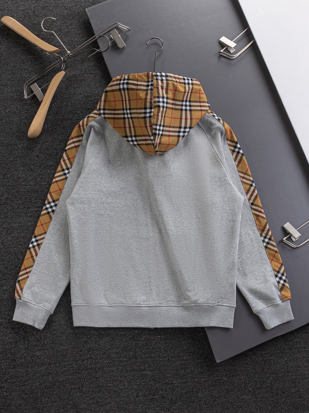 P210 BURBERRY BBR 巴宝莉 战马 bbr 微宽版型S-XL
BBR 25SS秋冬新款Vintage格纹裁片棉质连帽卫衣,格纹拼接情侣款卫衣,百搭高克数纯棉连帽卫衣!这款翻面绒棉质卫衣外套,设有对比感连帽。衣袖裁片采用 Vintage 复古格纹羊毛棉质混纺法兰绒面料,绣有 Thomas Burberry 专属标识。外形清爽干练,浅灰色净面搭配巴宝莉的经典格子设计真的太爱了,经典格子设计由帽子延伸到手臂,两边的手臂完美对称,整衣格纹定位裁剪,胸口BT小刺绣,低调又高级~完全遵循zg的材质厚度,所以上身整体层次感非常强烈,不像市场版本采用了市场面料非常薄上身完全没有垂坠感!这种时髦个性的印花刺绣设计加上抽绳处采用了激光雕刻的五金
完美的彰显了BUR品牌的存在感,极具辨识度整体给人一种简约高规又基础
并且整体更是采用宽松版型打造,时尚跟高街休闲风格更强!!480克洗手面料,份量感十足,柔软舒适是基本,透气度和保暖度兼并才是惊喜!整体的触感极为舒适,亲肤效果也是极佳。OV版型方面也是完美穿搭效果,完美的符合各种穿搭场合的所需。极为非凡,档次与魅力更是极为的出色亮眼,更能够彰显品牌规格与你对于时尚的追求!!期待各位粉丝的完美演绎!!
颜色:黑色,灰色。
尺码:S-XL
尺寸表:
S:肩宽51-胸围56-衣长69
M:肩宽52.5-胸围58-衣长71
L:肩宽54-胸围60-衣长73
XL:肩宽55.5-胸围62-衣长75