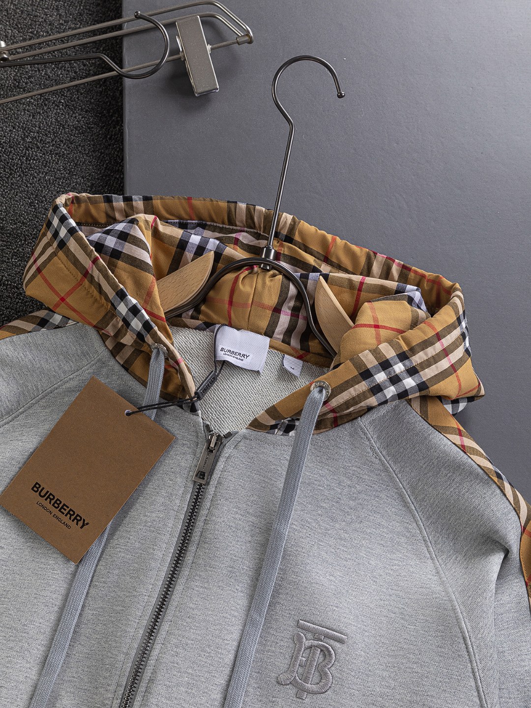 P210 BURBERRY BBR 巴宝莉 战马 bbr 微宽版型S-XL
BBR 25SS秋冬新款Vintage格纹裁片棉质连帽卫衣,格纹拼接情侣款卫衣,百搭高克数纯棉连帽卫衣!这款翻面绒棉质卫衣外套,设有对比感连帽。衣袖裁片采用 Vintage 复古格纹羊毛棉质混纺法兰绒面料,绣有 Thomas Burberry 专属标识。外形清爽干练,浅灰色净面搭配巴宝莉的经典格子设计真的太爱了,经典格子设计由帽子延伸到手臂,两边的手臂完美对称,整衣格纹定位裁剪,胸口BT小刺绣,低调又高级~完全遵循zg的材质厚度,所以上身整体层次感非常强烈,不像市场版本采用了市场面料非常薄上身完全没有垂坠感!这种时髦个性的印花刺绣设计加上抽绳处采用了激光雕刻的五金
完美的彰显了BUR品牌的存在感,极具辨识度整体给人一种简约高规又基础
并且整体更是采用宽松版型打造,时尚跟高街休闲风格更强!!480克洗手面料,份量感十足,柔软舒适是基本,透气度和保暖度兼并才是惊喜!整体的触感极为舒适,亲肤效果也是极佳。OV版型方面也是完美穿搭效果,完美的符合各种穿搭场合的所需。极为非凡,档次与魅力更是极为的出色亮眼,更能够彰显品牌规格与你对于时尚的追求!!期待各位粉丝的完美演绎!!
颜色:黑色,灰色。
尺码:S-XL
尺寸表:
S:肩宽51-胸围56-衣长69
M:肩宽52.5-胸围58-衣长71
L:肩宽54-胸围60-衣长73
XL:肩宽55.5-胸围62-衣长75
