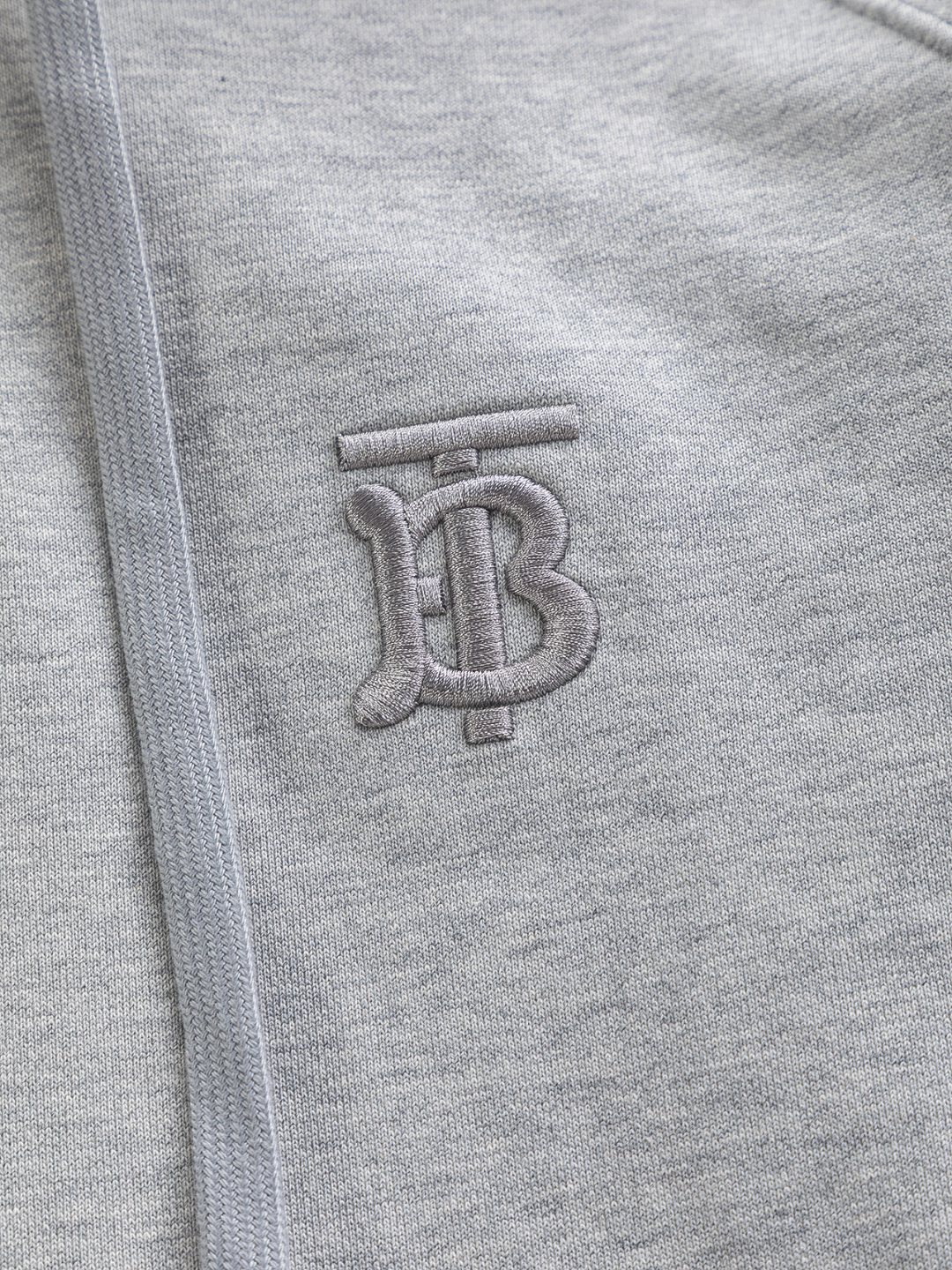 P210 BURBERRY BBR 巴宝莉 战马 bbr 微宽版型S-XL
BBR 25SS秋冬新款Vintage格纹裁片棉质连帽卫衣,格纹拼接情侣款卫衣,百搭高克数纯棉连帽卫衣!这款翻面绒棉质卫衣外套,设有对比感连帽。衣袖裁片采用 Vintage 复古格纹羊毛棉质混纺法兰绒面料,绣有 Thomas Burberry 专属标识。外形清爽干练,浅灰色净面搭配巴宝莉的经典格子设计真的太爱了,经典格子设计由帽子延伸到手臂,两边的手臂完美对称,整衣格纹定位裁剪,胸口BT小刺绣,低调又高级~完全遵循zg的材质厚度,所以上身整体层次感非常强烈,不像市场版本采用了市场面料非常薄上身完全没有垂坠感!这种时髦个性的印花刺绣设计加上抽绳处采用了激光雕刻的五金
完美的彰显了BUR品牌的存在感,极具辨识度整体给人一种简约高规又基础
并且整体更是采用宽松版型打造,时尚跟高街休闲风格更强!!480克洗手面料,份量感十足,柔软舒适是基本,透气度和保暖度兼并才是惊喜!整体的触感极为舒适,亲肤效果也是极佳。OV版型方面也是完美穿搭效果,完美的符合各种穿搭场合的所需。极为非凡,档次与魅力更是极为的出色亮眼,更能够彰显品牌规格与你对于时尚的追求!!期待各位粉丝的完美演绎!!
颜色:黑色,灰色。
尺码:S-XL
尺寸表:
S:肩宽51-胸围56-衣长69
M:肩宽52.5-胸围58-衣长71
L:肩宽54-胸围60-衣长73
XL:肩宽55.5-胸围62-衣长75