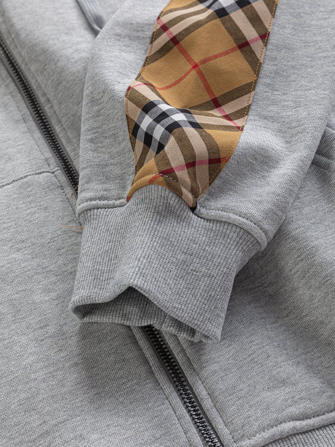 P210 BURBERRY BBR 巴宝莉 战马 bbr 微宽版型S-XL
BBR 25SS秋冬新款Vintage格纹裁片棉质连帽卫衣,格纹拼接情侣款卫衣,百搭高克数纯棉连帽卫衣!这款翻面绒棉质卫衣外套,设有对比感连帽。衣袖裁片采用 Vintage 复古格纹羊毛棉质混纺法兰绒面料,绣有 Thomas Burberry 专属标识。外形清爽干练,浅灰色净面搭配巴宝莉的经典格子设计真的太爱了,经典格子设计由帽子延伸到手臂,两边的手臂完美对称,整衣格纹定位裁剪,胸口BT小刺绣,低调又高级~完全遵循zg的材质厚度,所以上身整体层次感非常强烈,不像市场版本采用了市场面料非常薄上身完全没有垂坠感!这种时髦个性的印花刺绣设计加上抽绳处采用了激光雕刻的五金
完美的彰显了BUR品牌的存在感,极具辨识度整体给人一种简约高规又基础
并且整体更是采用宽松版型打造,时尚跟高街休闲风格更强!!480克洗手面料,份量感十足,柔软舒适是基本,透气度和保暖度兼并才是惊喜!整体的触感极为舒适,亲肤效果也是极佳。OV版型方面也是完美穿搭效果,完美的符合各种穿搭场合的所需。极为非凡,档次与魅力更是极为的出色亮眼,更能够彰显品牌规格与你对于时尚的追求!!期待各位粉丝的完美演绎!!
颜色:黑色,灰色。
尺码:S-XL
尺寸表:
S:肩宽51-胸围56-衣长69
M:肩宽52.5-胸围58-衣长71
L:肩宽54-胸围60-衣长73
XL:肩宽55.5-胸围62-衣长75