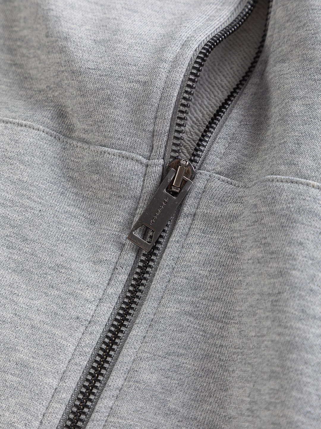 P210 BURBERRY BBR 巴宝莉 战马 bbr 微宽版型S-XL
BBR 25SS秋冬新款Vintage格纹裁片棉质连帽卫衣,格纹拼接情侣款卫衣,百搭高克数纯棉连帽卫衣!这款翻面绒棉质卫衣外套,设有对比感连帽。衣袖裁片采用 Vintage 复古格纹羊毛棉质混纺法兰绒面料,绣有 Thomas Burberry 专属标识。外形清爽干练,浅灰色净面搭配巴宝莉的经典格子设计真的太爱了,经典格子设计由帽子延伸到手臂,两边的手臂完美对称,整衣格纹定位裁剪,胸口BT小刺绣,低调又高级~完全遵循zg的材质厚度,所以上身整体层次感非常强烈,不像市场版本采用了市场面料非常薄上身完全没有垂坠感!这种时髦个性的印花刺绣设计加上抽绳处采用了激光雕刻的五金
完美的彰显了BUR品牌的存在感,极具辨识度整体给人一种简约高规又基础
并且整体更是采用宽松版型打造,时尚跟高街休闲风格更强!!480克洗手面料,份量感十足,柔软舒适是基本,透气度和保暖度兼并才是惊喜!整体的触感极为舒适,亲肤效果也是极佳。OV版型方面也是完美穿搭效果,完美的符合各种穿搭场合的所需。极为非凡,档次与魅力更是极为的出色亮眼,更能够彰显品牌规格与你对于时尚的追求!!期待各位粉丝的完美演绎!!
颜色:黑色,灰色。
尺码:S-XL
尺寸表:
S:肩宽51-胸围56-衣长69
M:肩宽52.5-胸围58-衣长71
L:肩宽54-胸围60-衣长73
XL:肩宽55.5-胸围62-衣长75